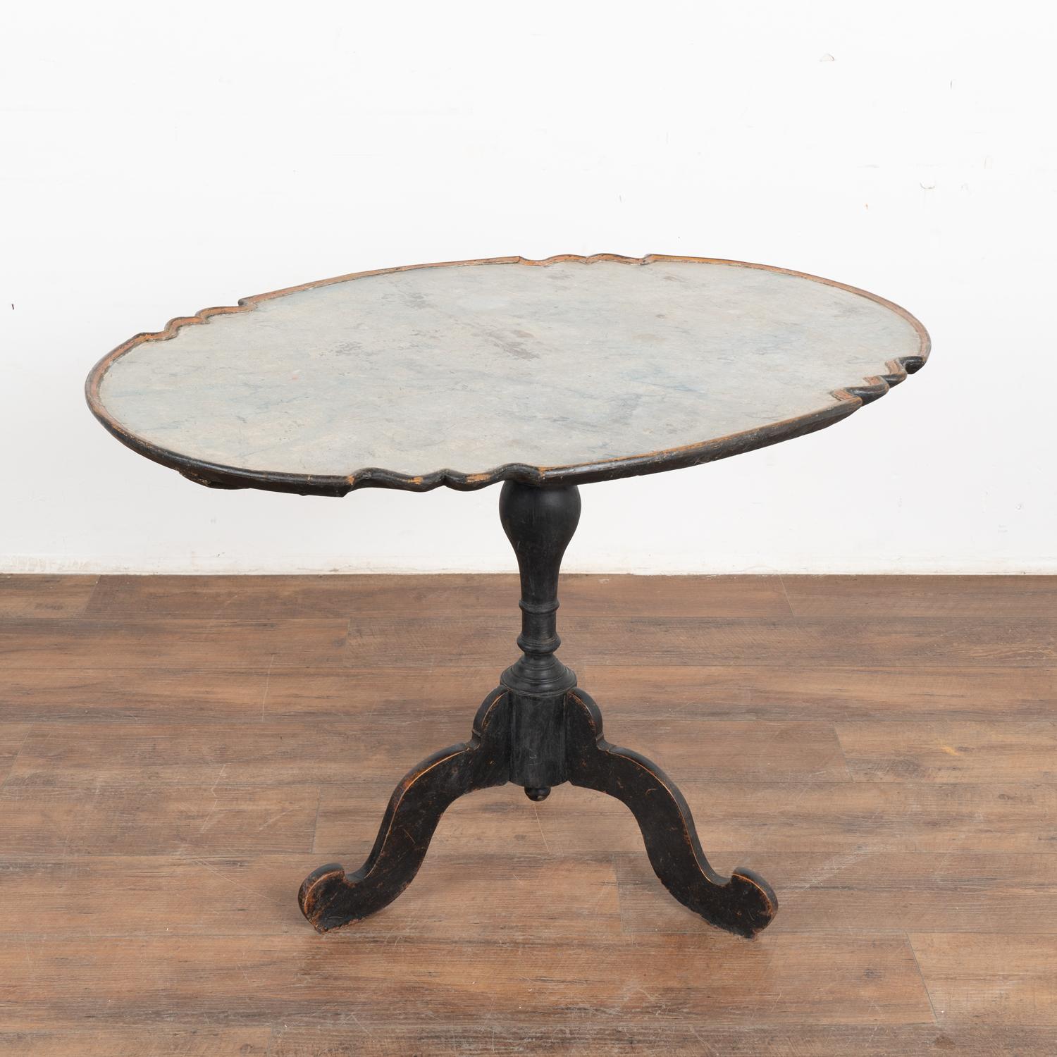 Table à thé rococo originale à plateau basculant, peinte en noir, Suède vers 1820 en vente 4