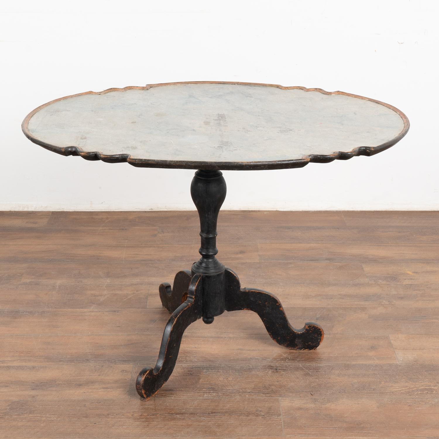 Original schwarz bemalter Rokoko-Kipp-Tee-Tisch, Schweden um 1820 im Zustand „Gut“ im Angebot in Round Top, TX