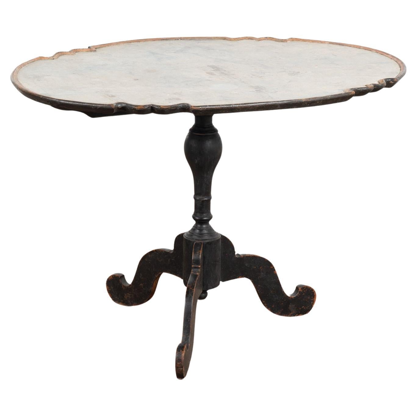 Table à thé rococo originale à plateau basculant, peinte en noir, Suède vers 1820 en vente