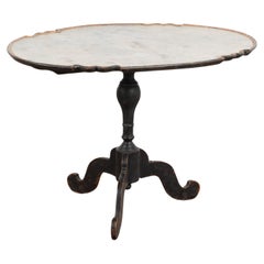 Table à thé rococo originale à plateau basculant, peinte en noir, Suède vers 1820