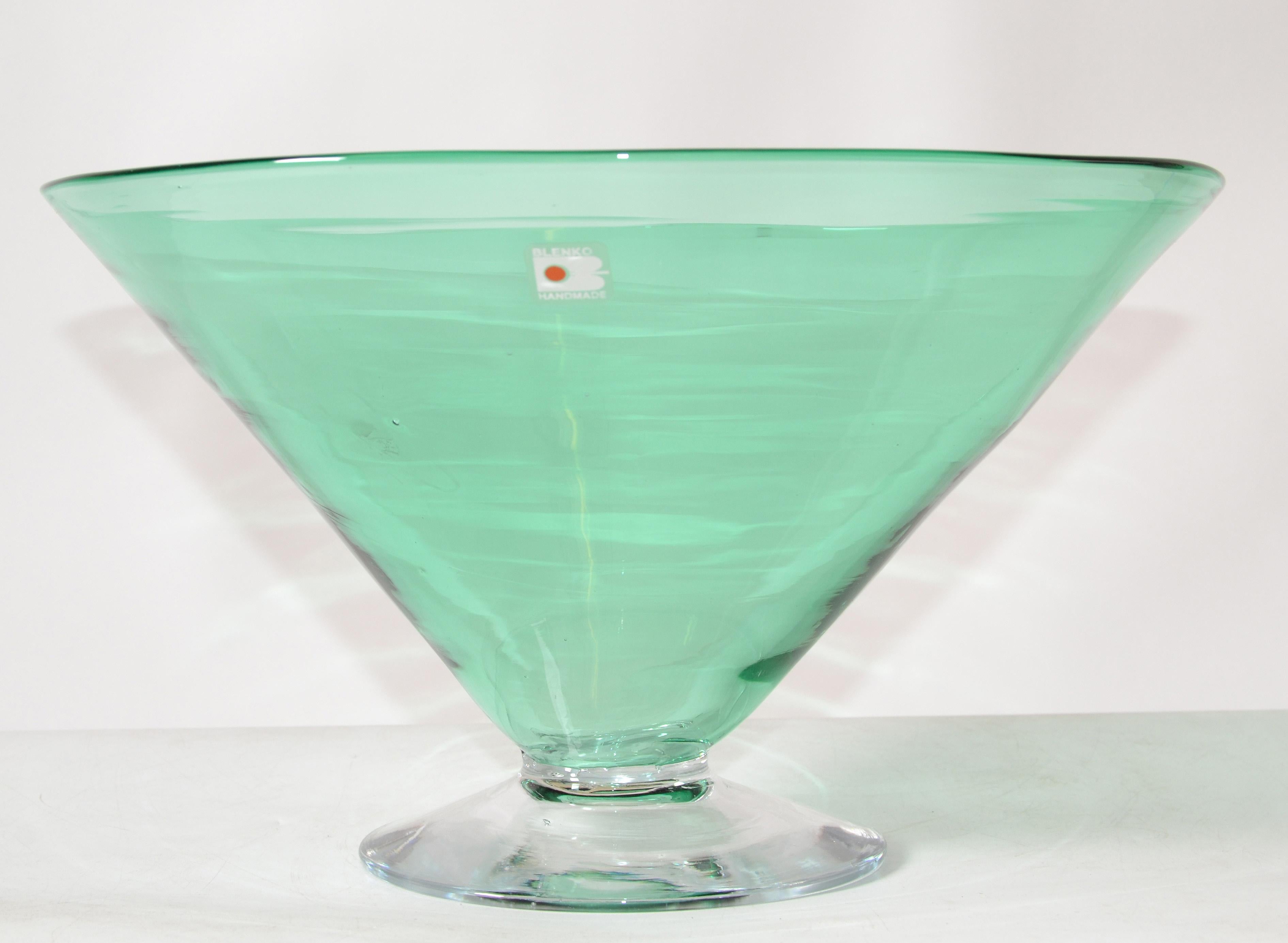 Markierte Blenko Mid-Century Modern handgefertigte Kunstglasschale aus Amerika 1980.
Kann als Servierschale oder Mittelstück verwendet werden.
Folienetikett an der Schale.

A-656-335