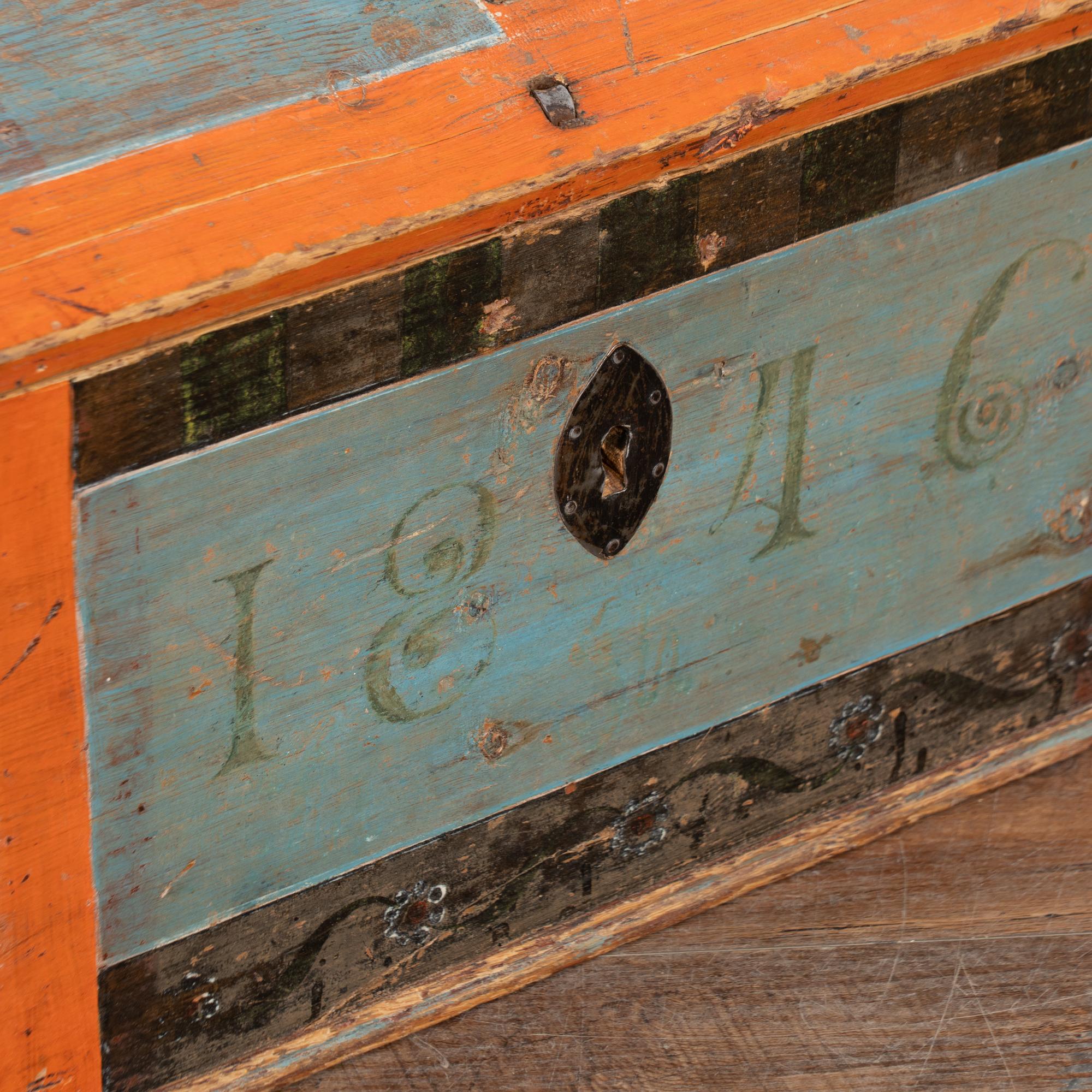 Piccolo baule svedese a cupola originale dipinto di blu e arancione datato 1846 in vendita 3