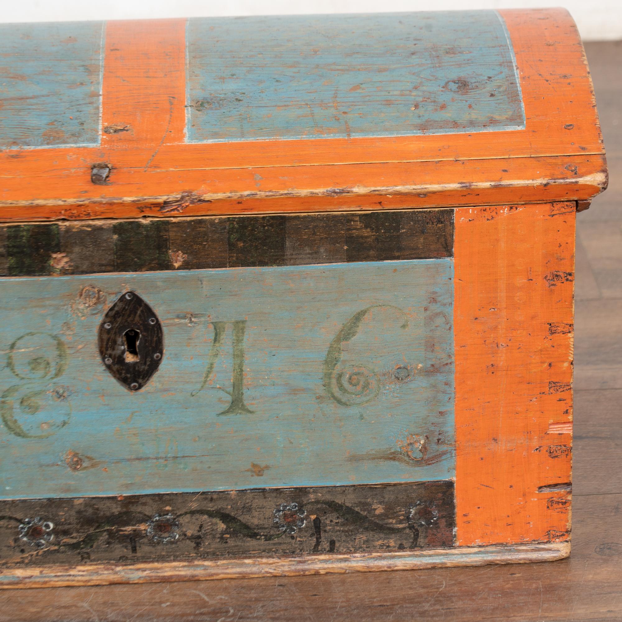 Piccolo baule svedese a cupola originale dipinto di blu e arancione datato 1846 in vendita 4