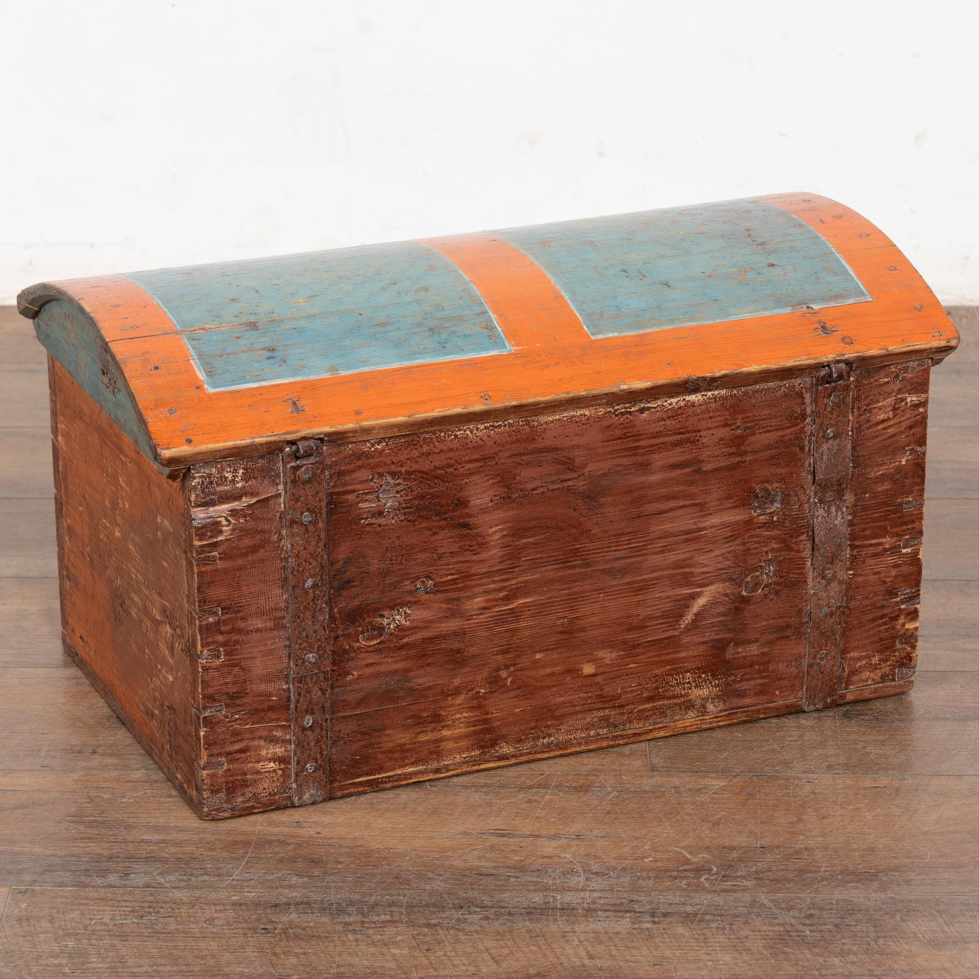 Piccolo baule svedese a cupola originale dipinto di blu e arancione datato 1846 in vendita 5