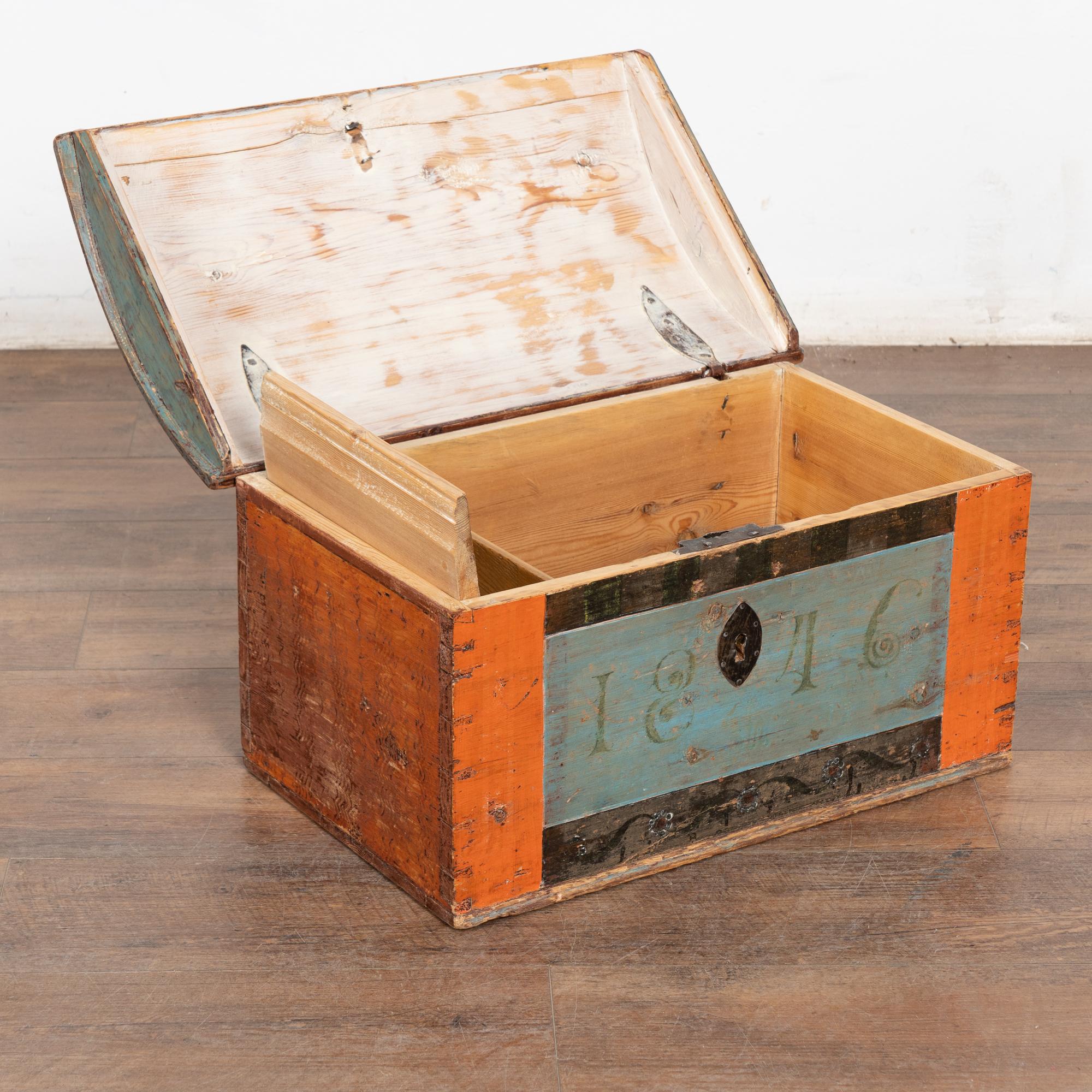 Arte popolare Piccolo baule svedese a cupola originale dipinto di blu e arancione datato 1846 in vendita