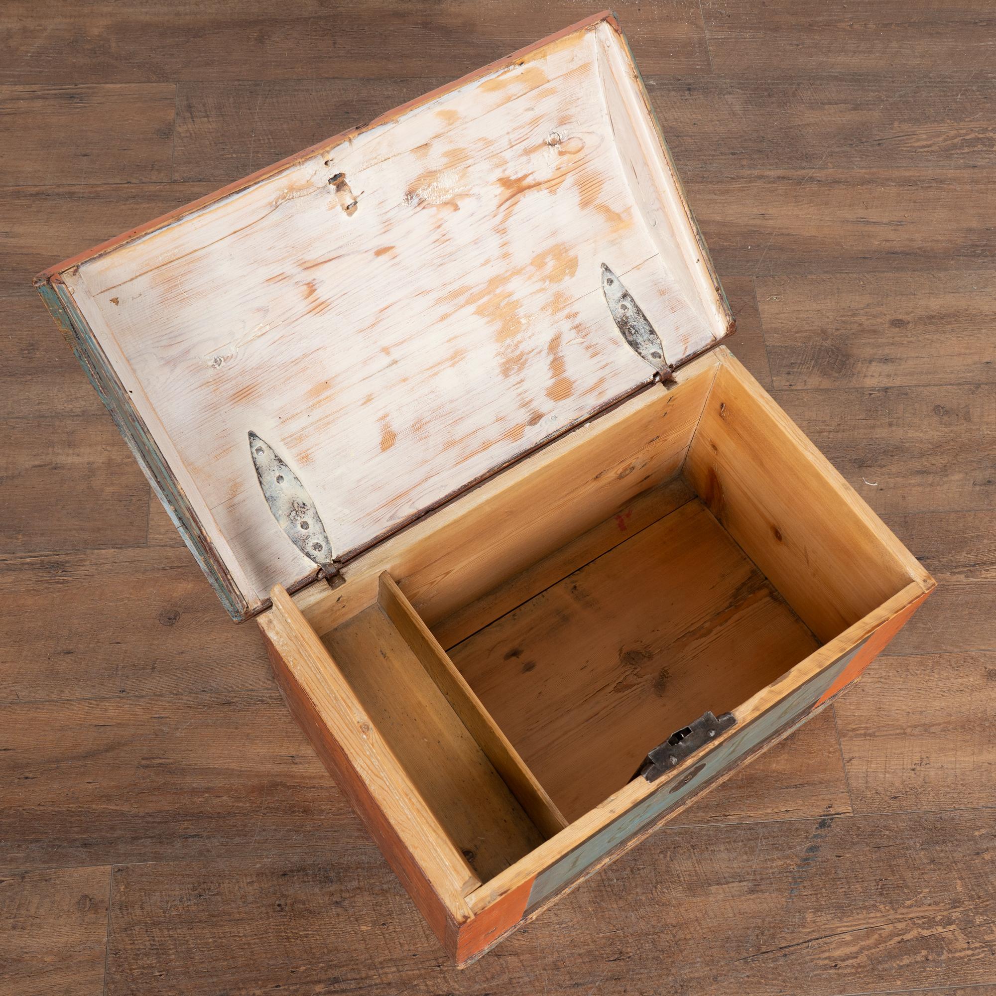 Svedese Piccolo baule svedese a cupola originale dipinto di blu e arancione datato 1846 in vendita