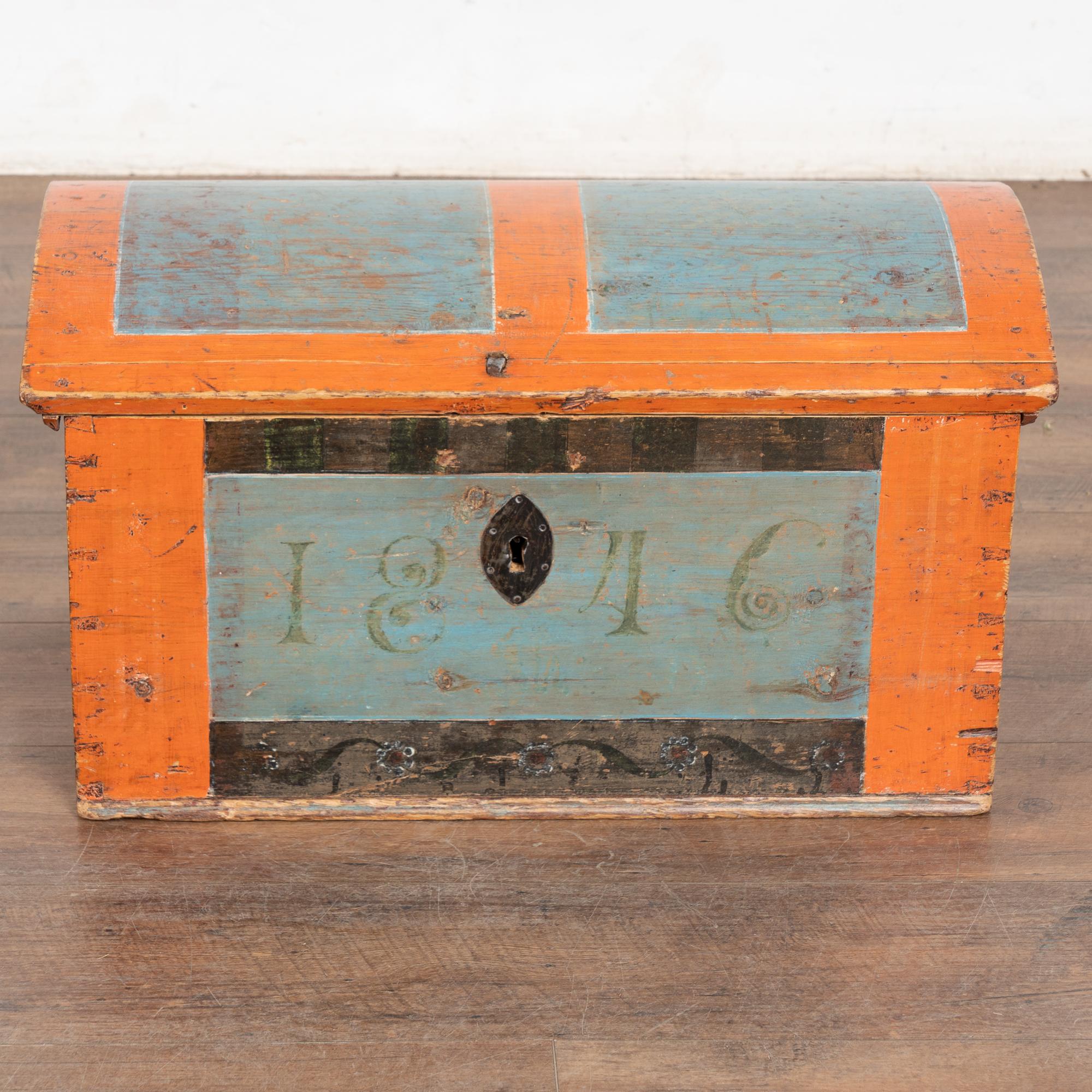 Piccolo baule svedese a cupola originale dipinto di blu e arancione datato 1846 In condizioni buone in vendita a Round Top, TX