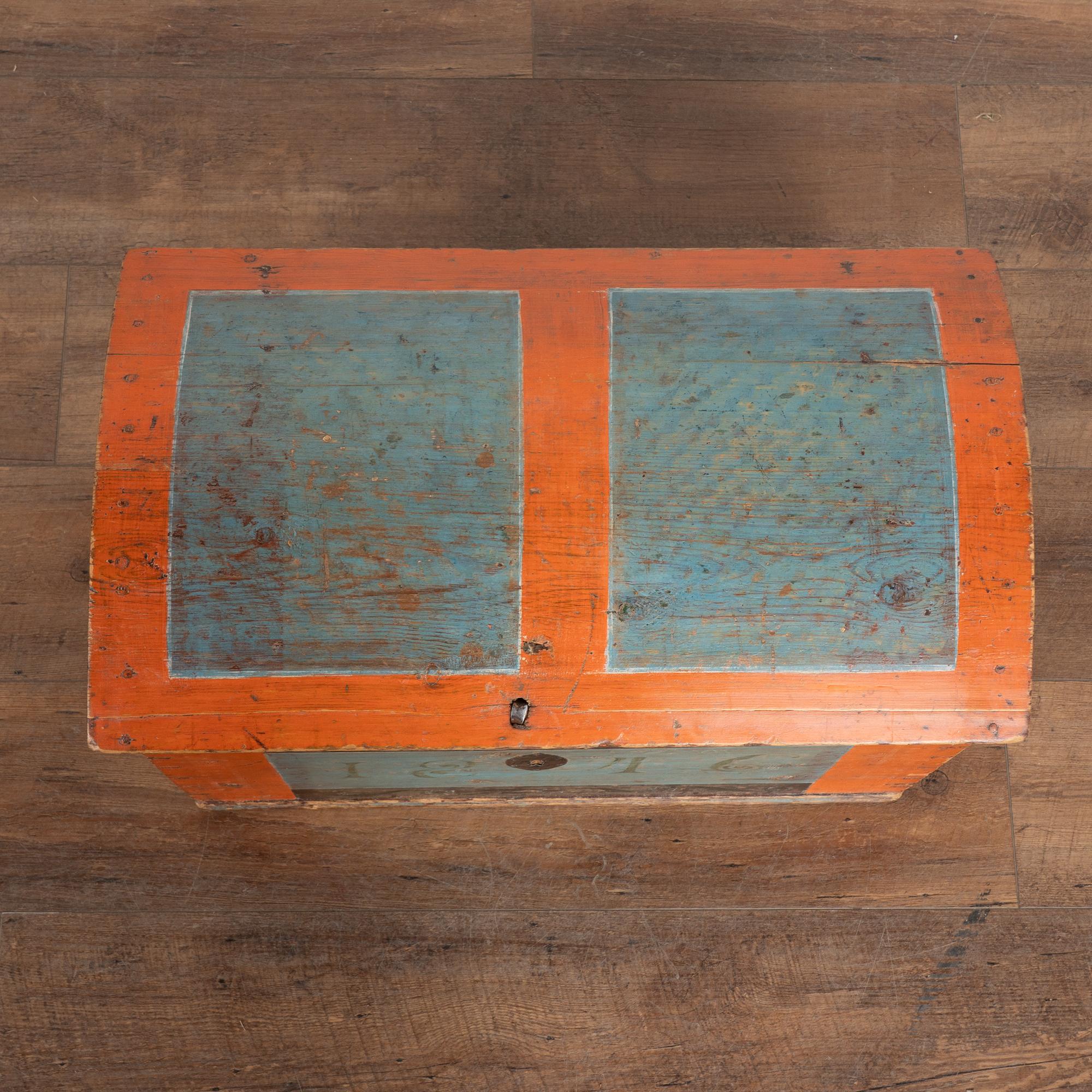 XIX secolo Piccolo baule svedese a cupola originale dipinto di blu e arancione datato 1846 in vendita