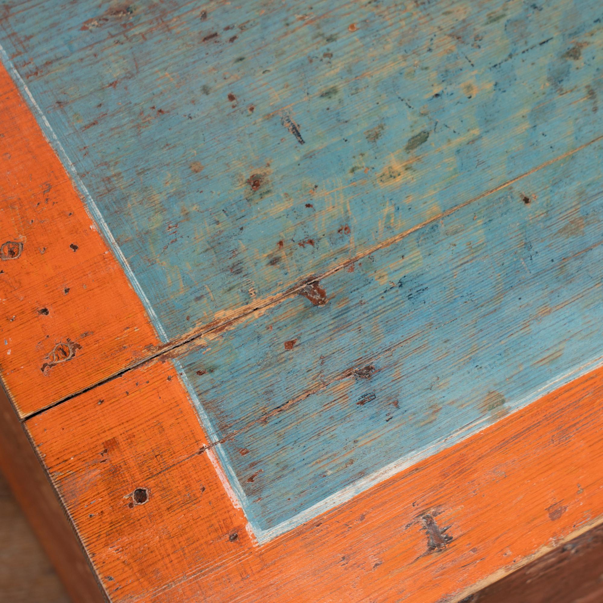 Piccolo baule svedese a cupola originale dipinto di blu e arancione datato 1846 in vendita 1