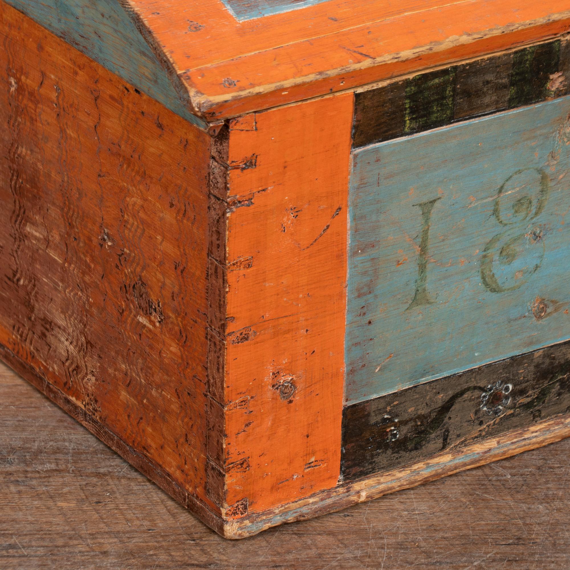 Piccolo baule svedese a cupola originale dipinto di blu e arancione datato 1846 in vendita 2