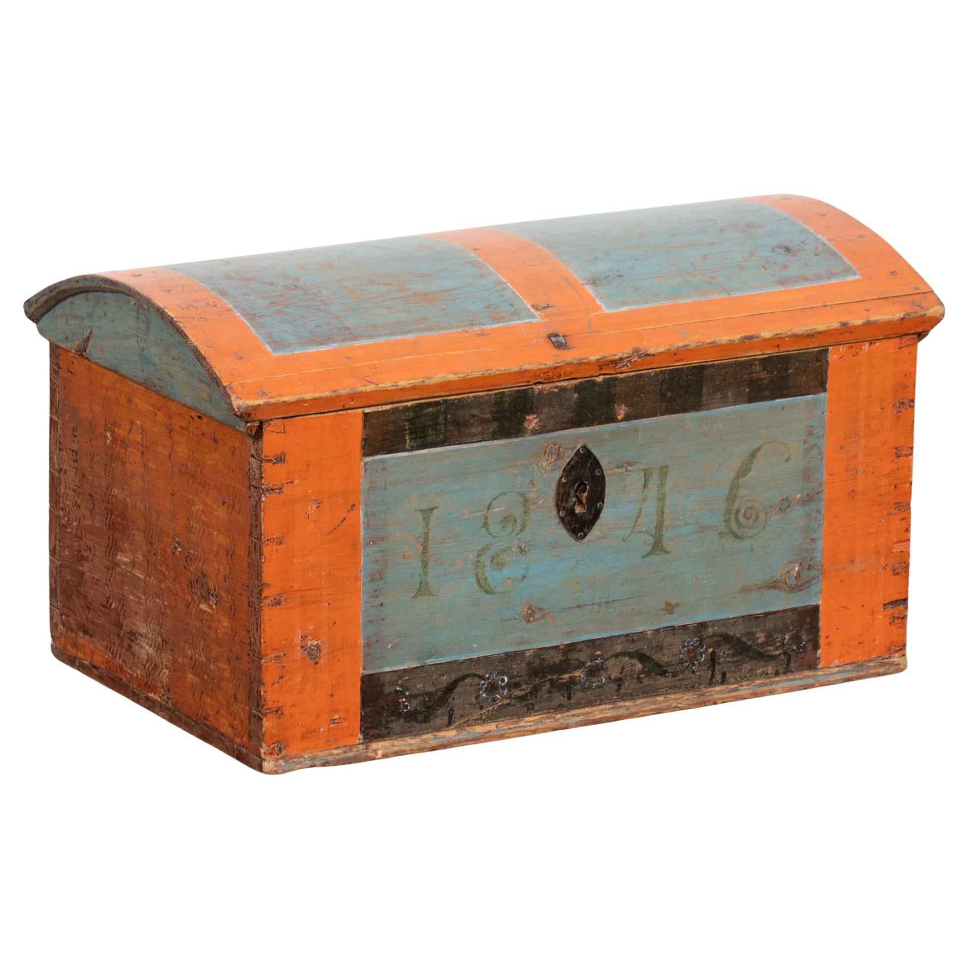 Piccolo baule svedese a cupola originale dipinto di blu e arancione datato 1846