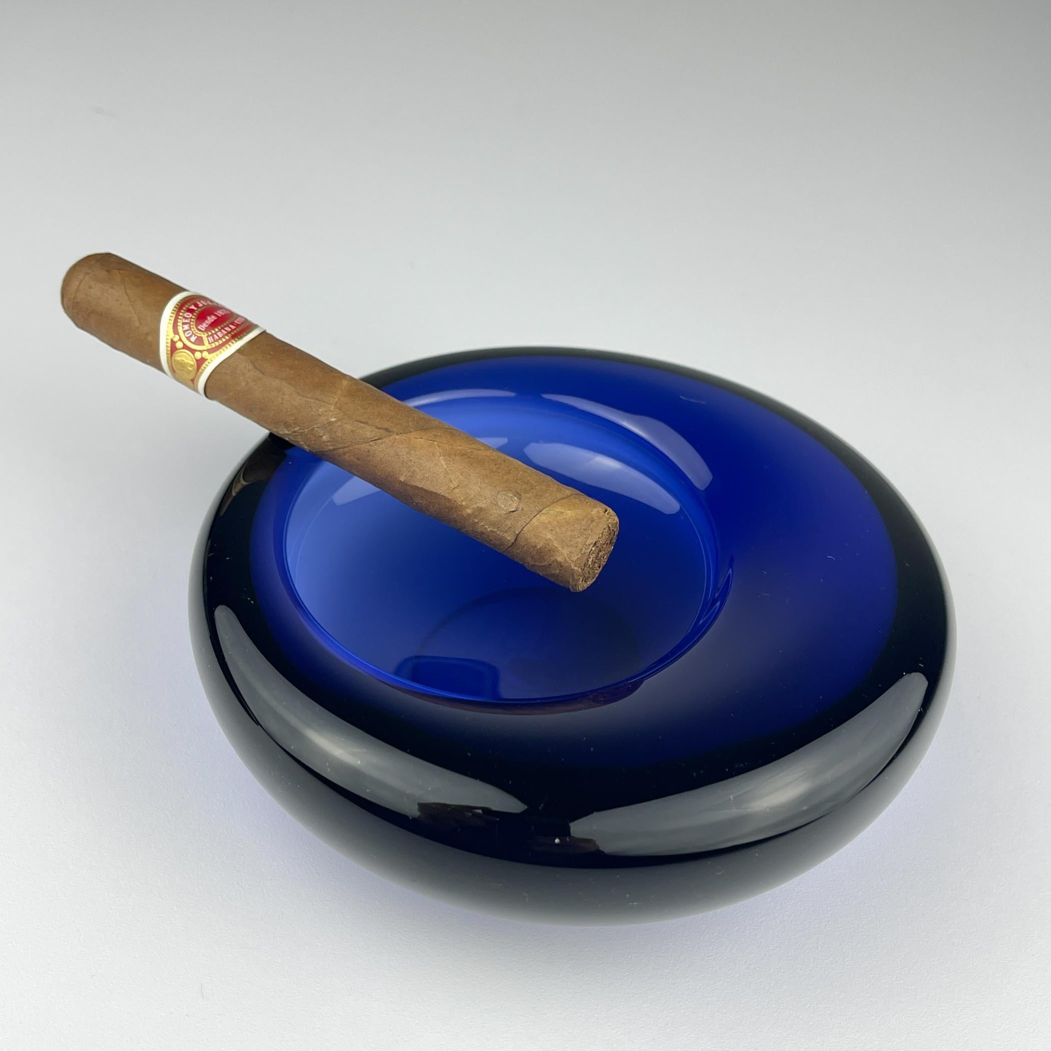 Posacenere originale in vetro blu di Per Lütken per Holmegaard, Danimarca, 1962 in vendita 3