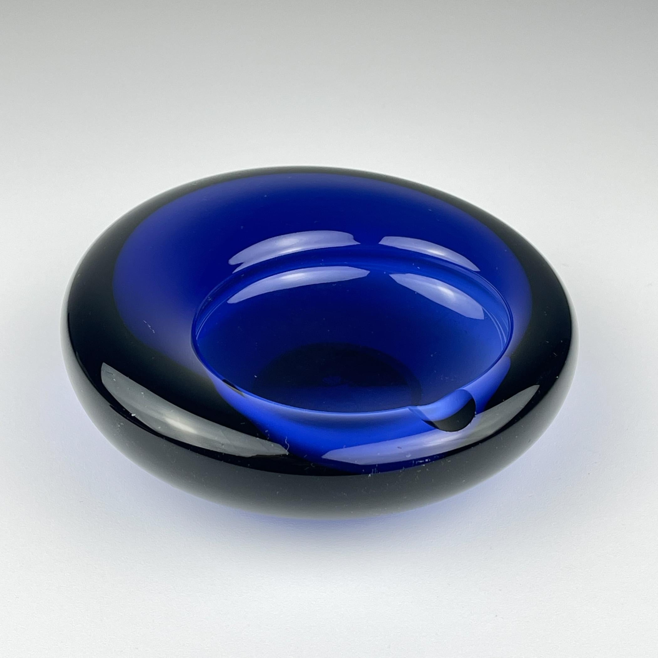 Scandinavo moderno Posacenere originale in vetro blu di Per Lütken per Holmegaard, Danimarca, 1962 in vendita