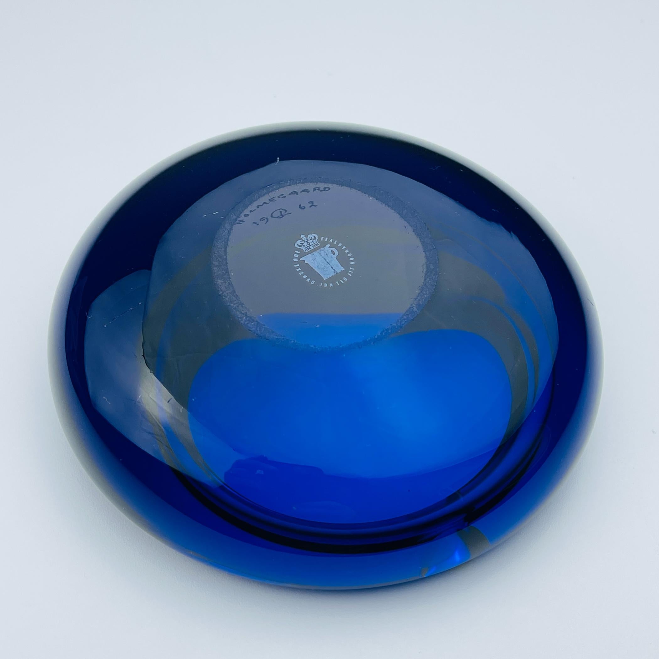 Posacenere originale in vetro blu di Per Lütken per Holmegaard, Danimarca, 1962 In condizioni buone in vendita a Miklavž Pri Taboru, SI