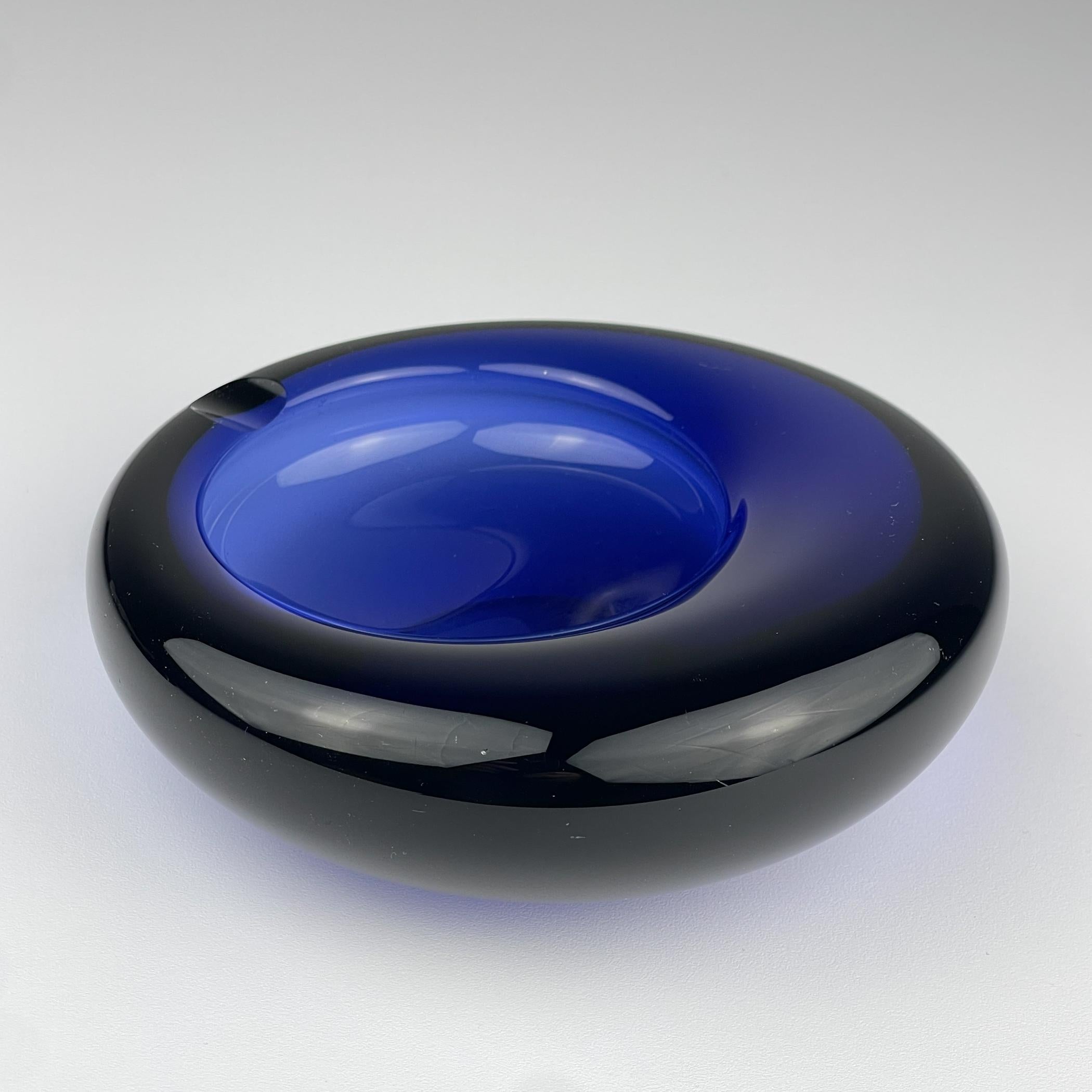 XX secolo Posacenere originale in vetro blu di Per Lütken per Holmegaard, Danimarca, 1962 in vendita