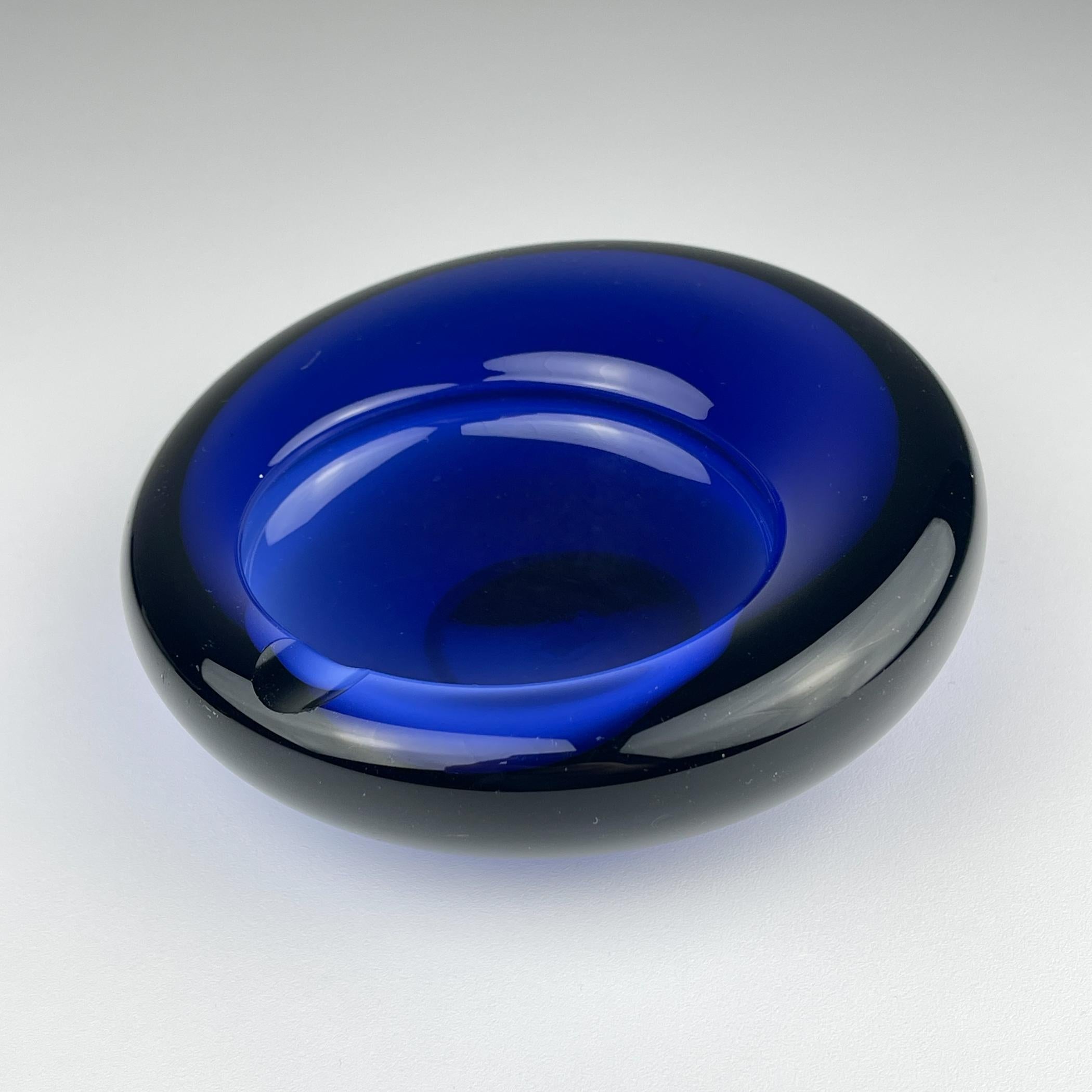 Vetro artistico Posacenere originale in vetro blu di Per Lütken per Holmegaard, Danimarca, 1962 in vendita