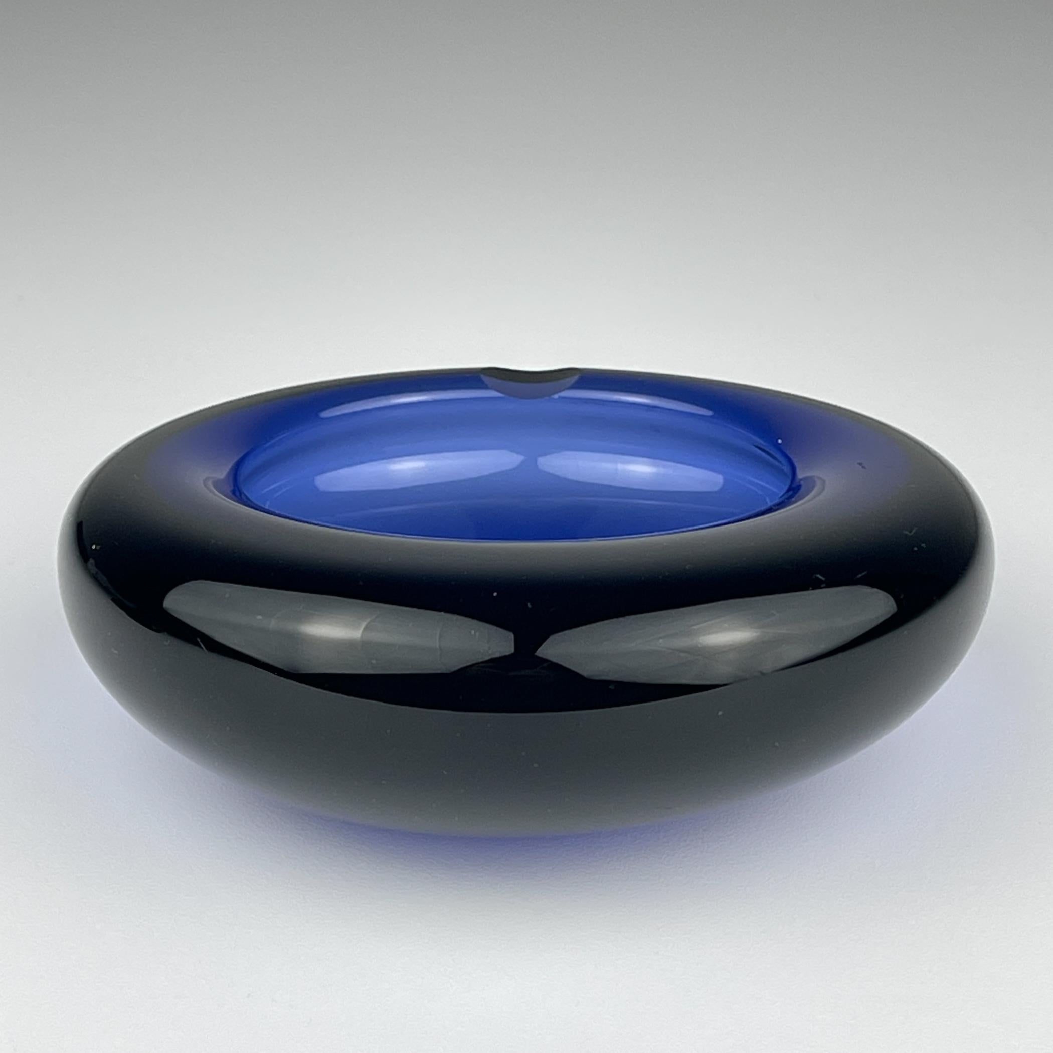 Posacenere originale in vetro blu di Per Lütken per Holmegaard, Danimarca, 1962 in vendita 1