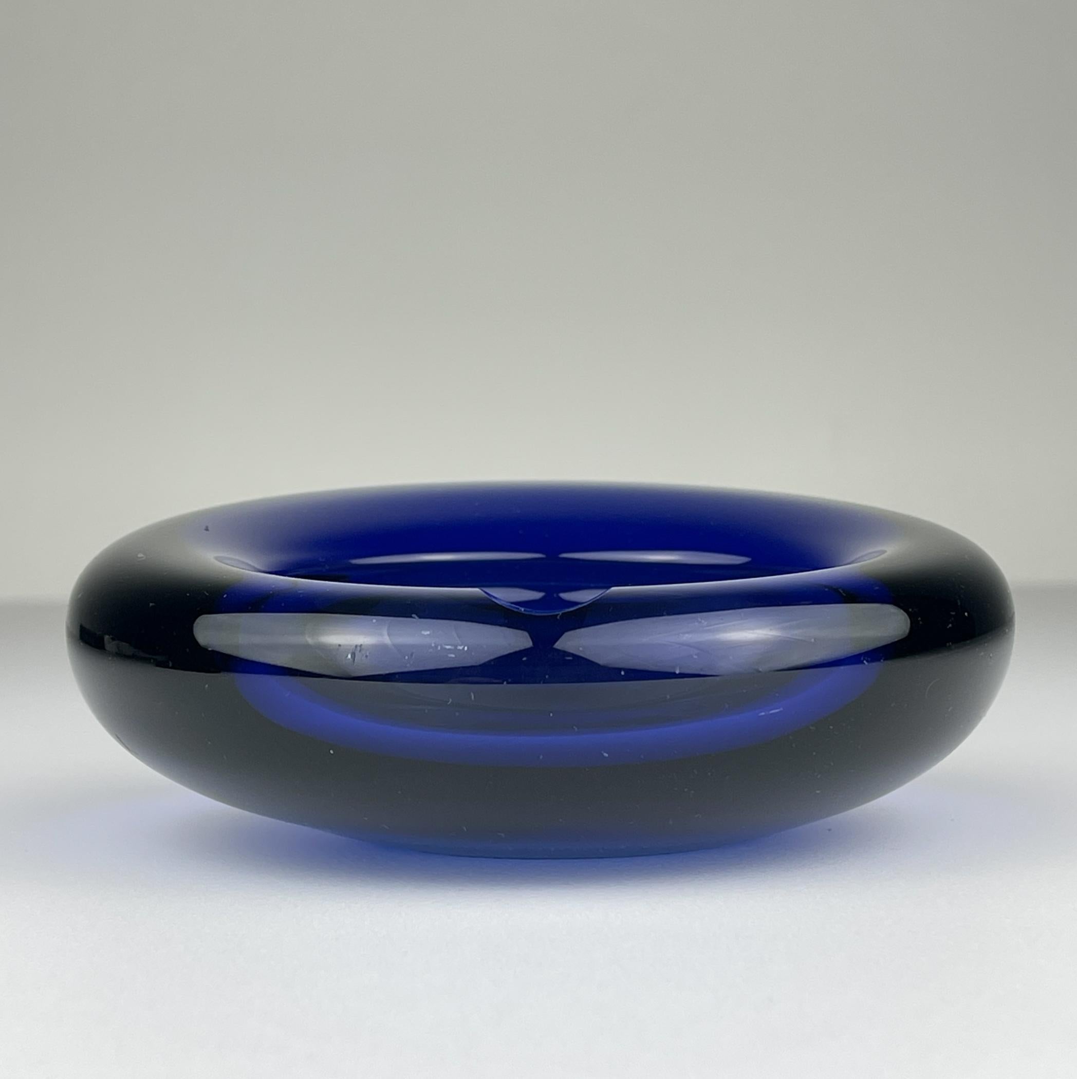 Posacenere originale in vetro blu di Per Lütken per Holmegaard, Danimarca, 1962 in vendita 2