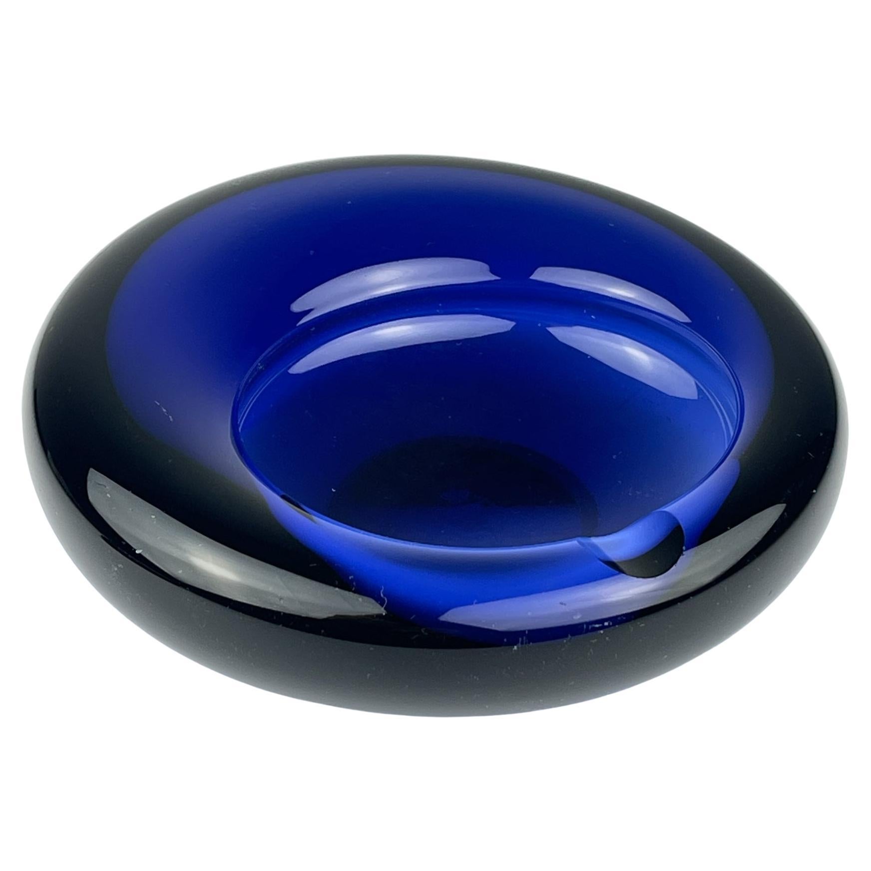 Posacenere originale in vetro blu di Per Lütken per Holmegaard, Danimarca, 1962