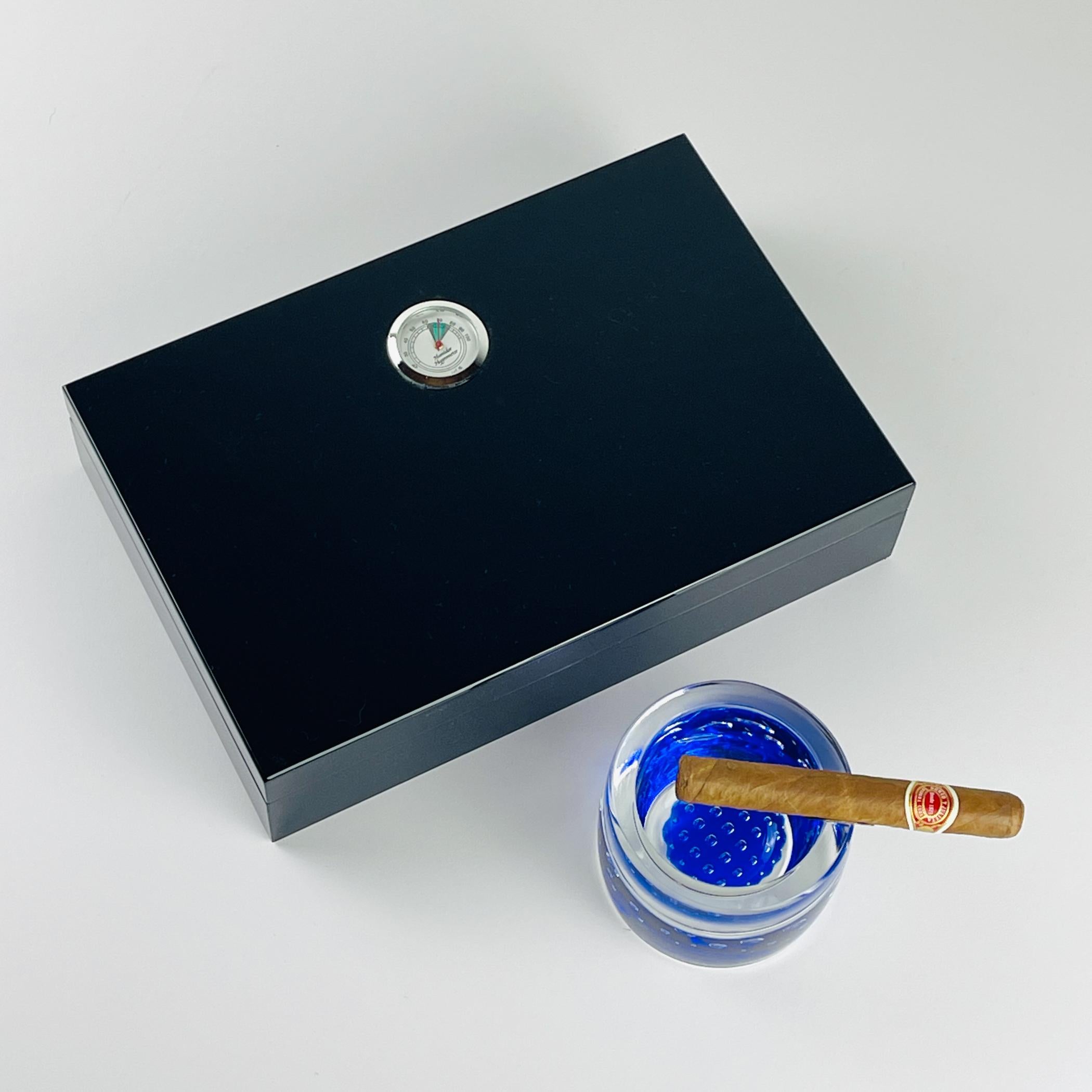 Posacenere vintage in vetro di Murano blu realizzato in Italia negli anni '1970.

La ciotola è in ottime condizioni vintage.

Dimensioni:
Larghezza: 9 cm
Altezza: 7 cm
Peso: 700 g

Offriamo una spedizione sicura in tutto il mondo. Ogni articolo