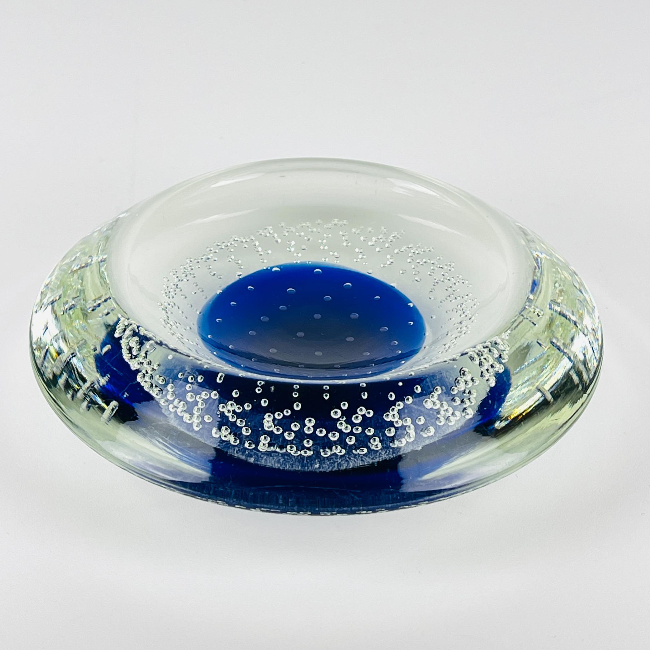Posacenere vintage in vetro di Murano blu realizzato in Italia negli anni '80.

La ciotola è in ottime condizioni vintage.

Dimensioni:
Larghezza: 15 cm
Altezza: 4 cm
Peso: 1150 g

Offriamo una spedizione sicura in tutto il mondo. Ogni articolo