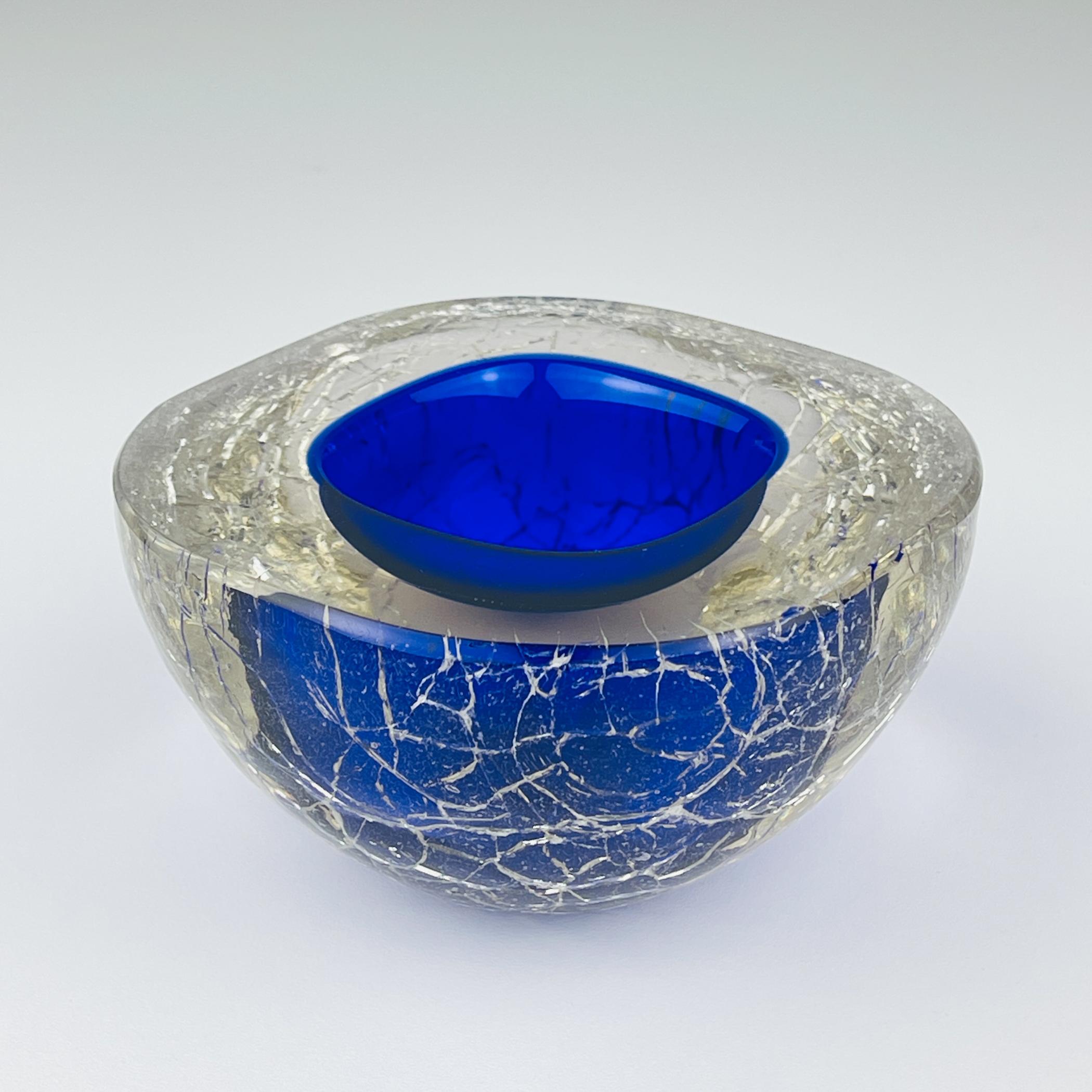 Vintage blue murano glass ashtray made in Italy in the 1980s.

The bowl is in very good vintage condition.

Dimensions:
Width: 11 cm / 4.33 inches
Height: 6 cm / 2.36 inches
Weight: 950 g

We offer a secure worldwide shipping. Each of our item is