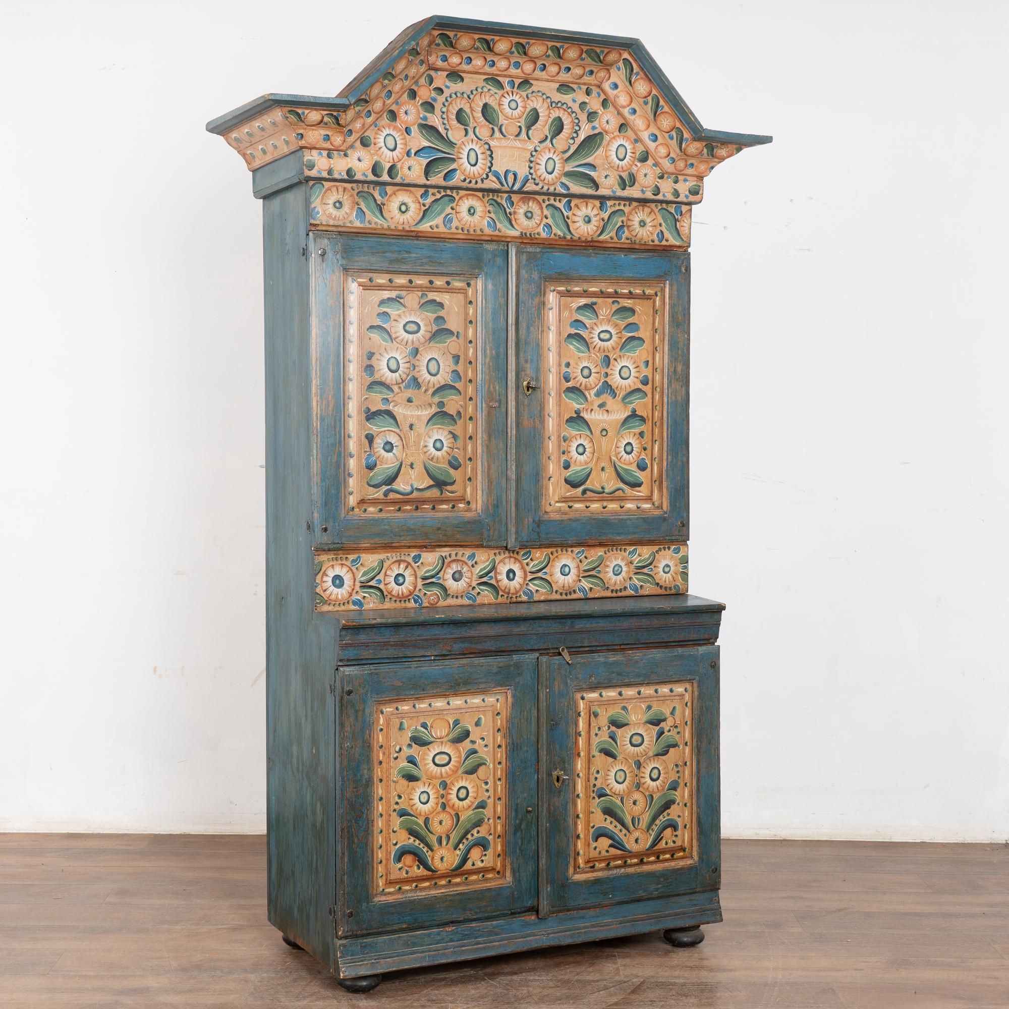 Un meraviglioso esempio di artigianato rurale svedese e di arte pittorica popolare proveniente dalla regione di Dalarna, in Svezia.
Questa credenza è squisitamente dipinta nei toni del blu e con motivi floreali decorativi. Degna di nota è la grande