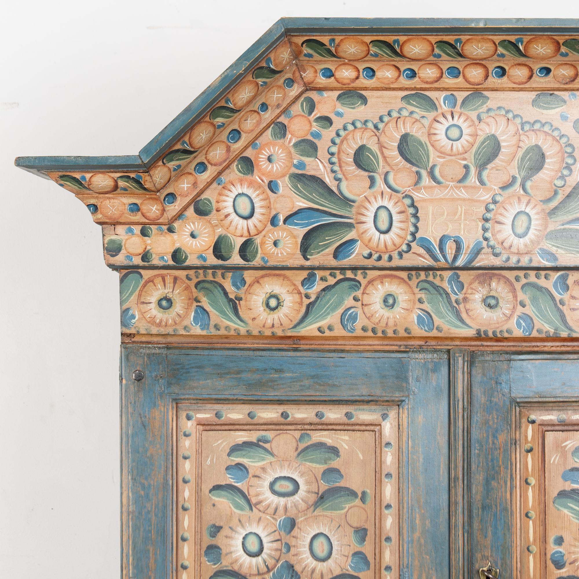 Armadio Dalarna originale dipinto di blu proveniente dalla Svezia e datato 1845 In condizioni buone in vendita a Round Top, TX