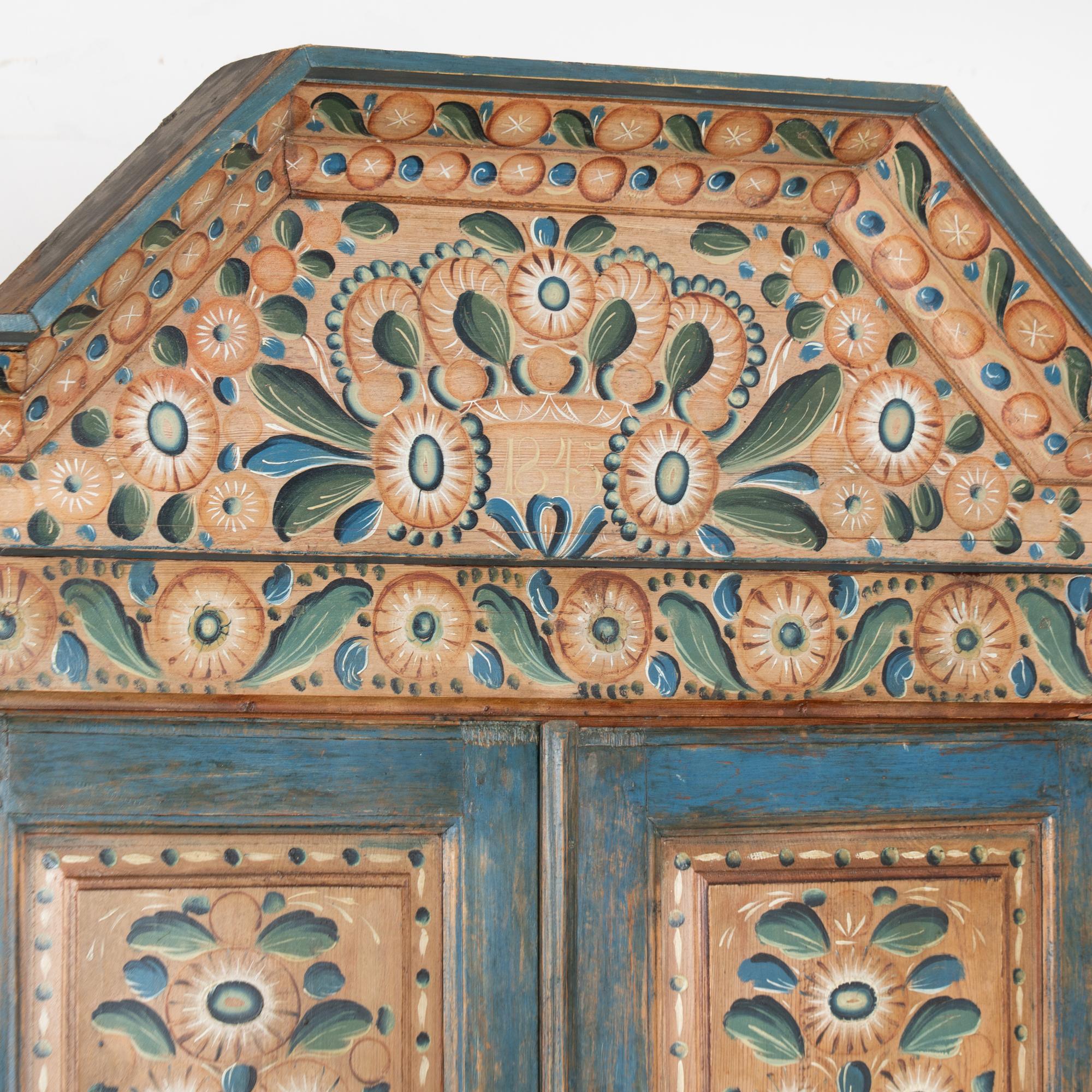 Legno Armadio Dalarna originale dipinto di blu proveniente dalla Svezia e datato 1845 in vendita