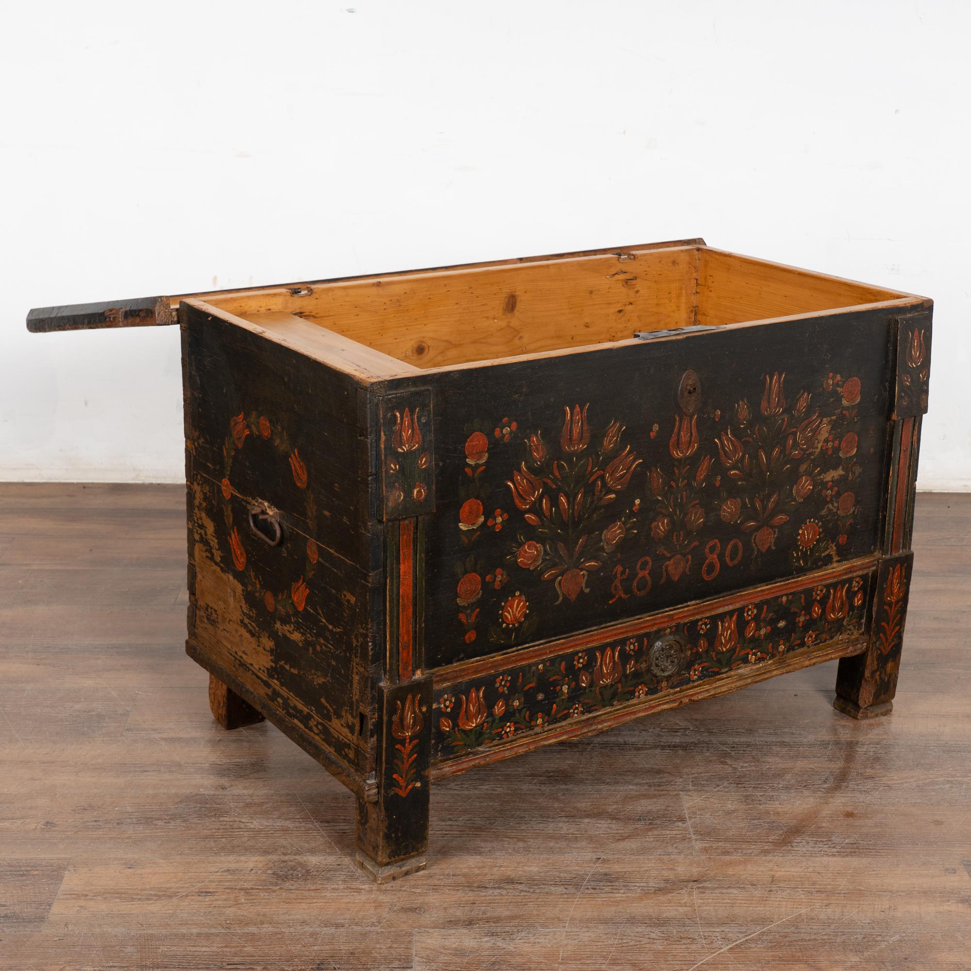 Hongrois Malle originale en pin peint en bleu datant de 1880 en vente