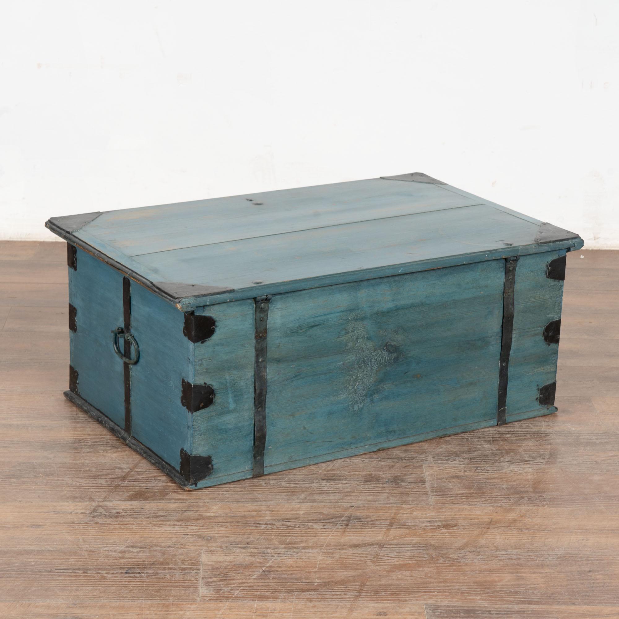 Baule piatto originale dipinto di blu datato 1858 in vendita 3