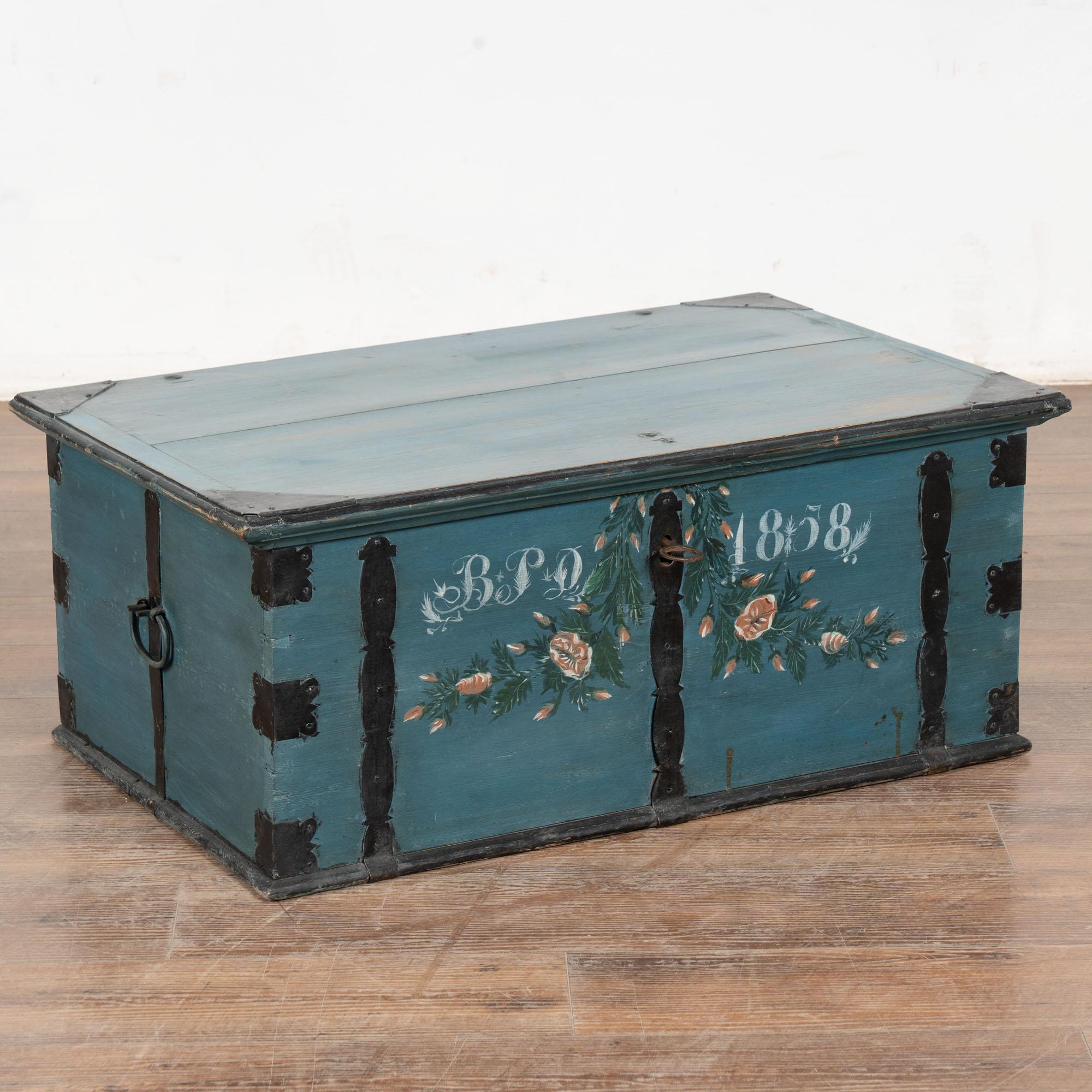 La colorata vernice blu è tutta originale su questo bellissimo baule flat top. I fiori erano un abbellimento tradizionale, come si può vedere sulla parte anteriore di questo baule artigianale con monogramma (BPD?) e data del 1858, che indica che