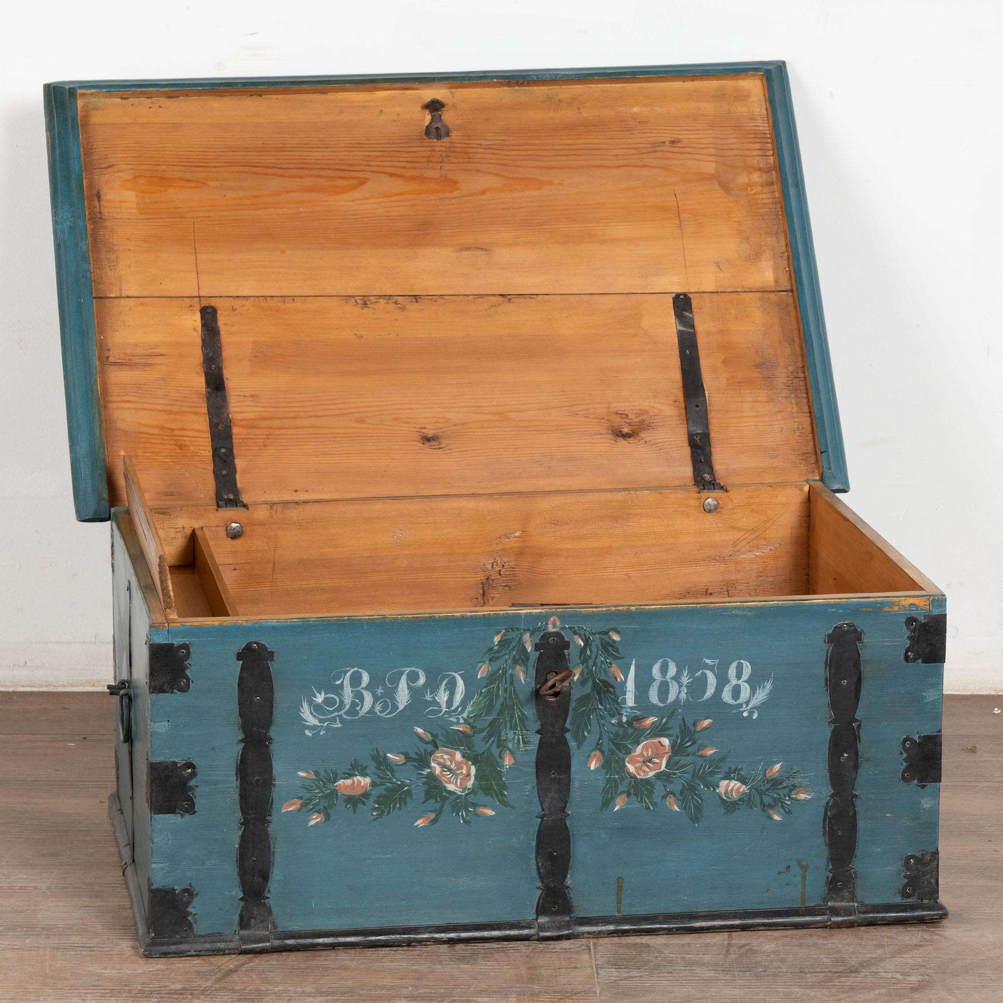 Arte popolare Baule piatto originale dipinto di blu datato 1858 in vendita