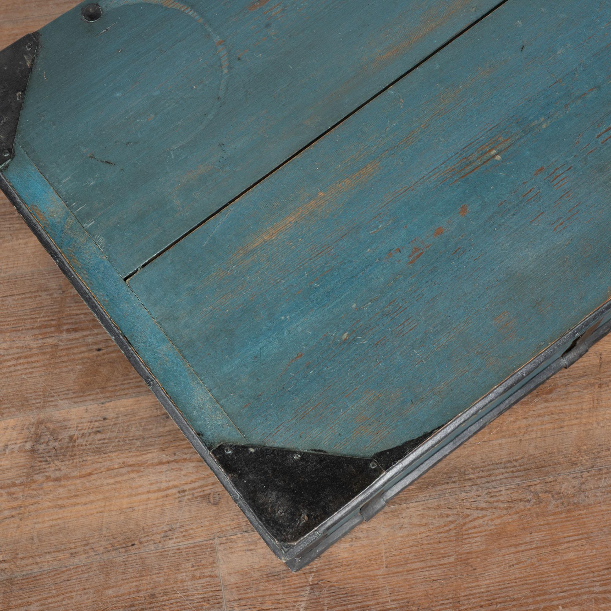 Baule piatto originale dipinto di blu datato 1858 In condizioni discrete in vendita a Round Top, TX