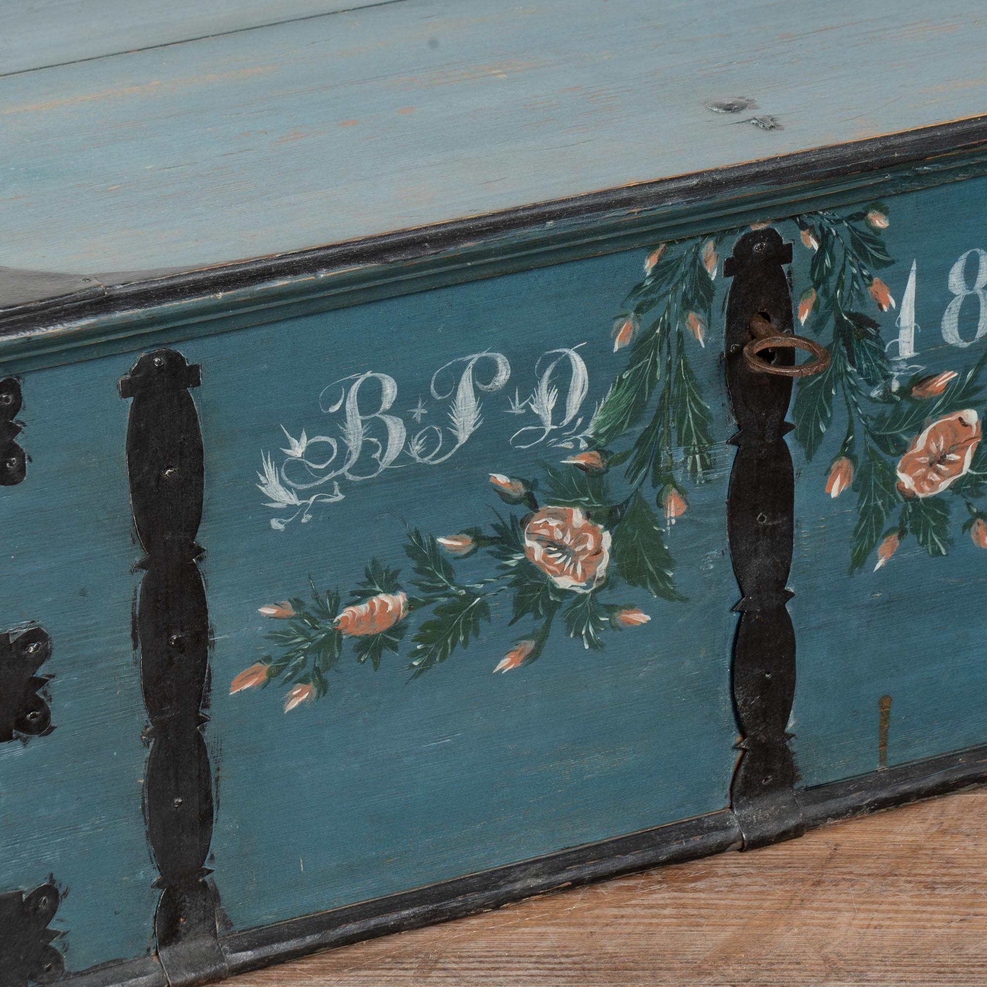 Baule piatto originale dipinto di blu datato 1858 in vendita 1