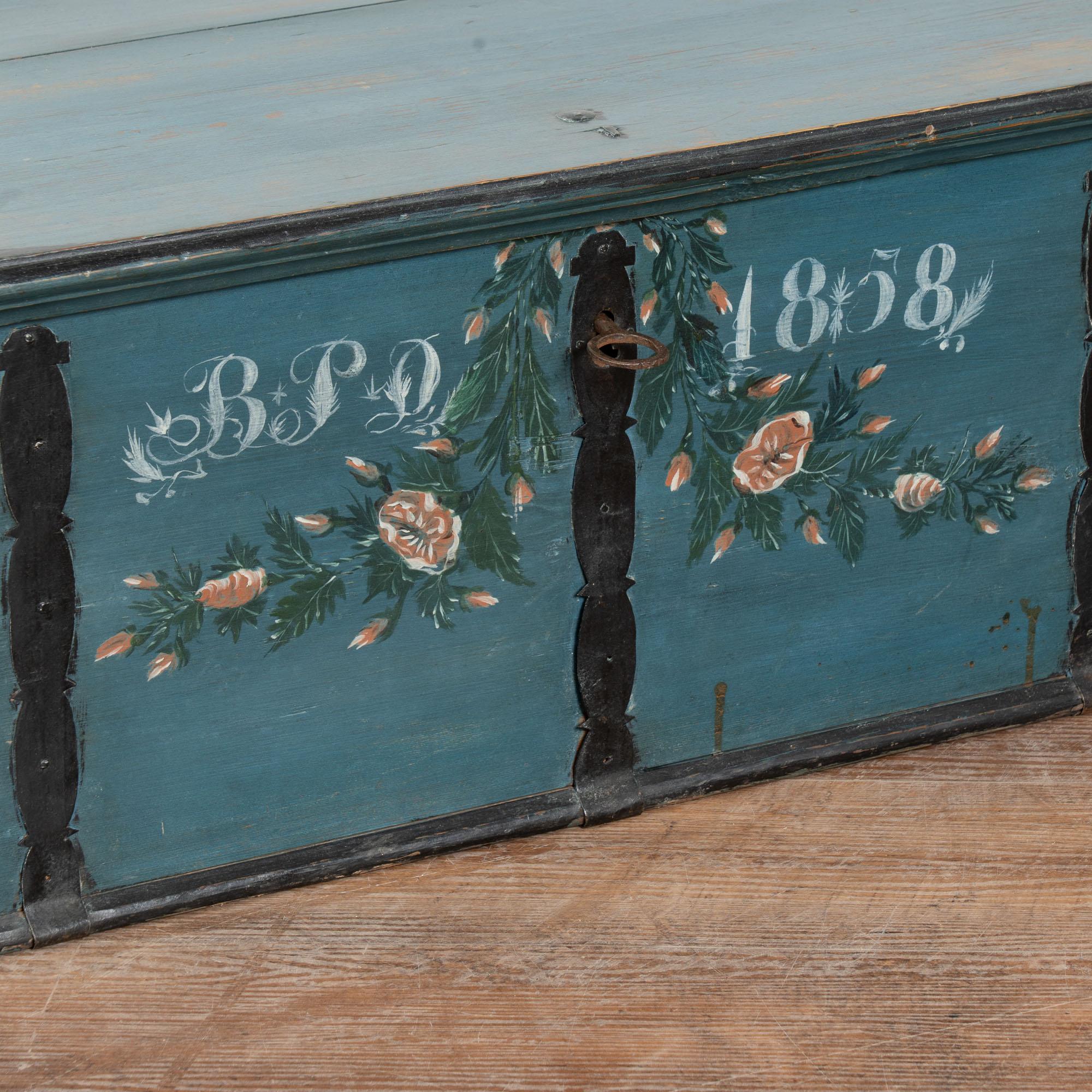 Baule piatto originale dipinto di blu datato 1858 in vendita 2