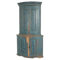 Armoire d'angle suédoise peinte en bleu, datée de 1806