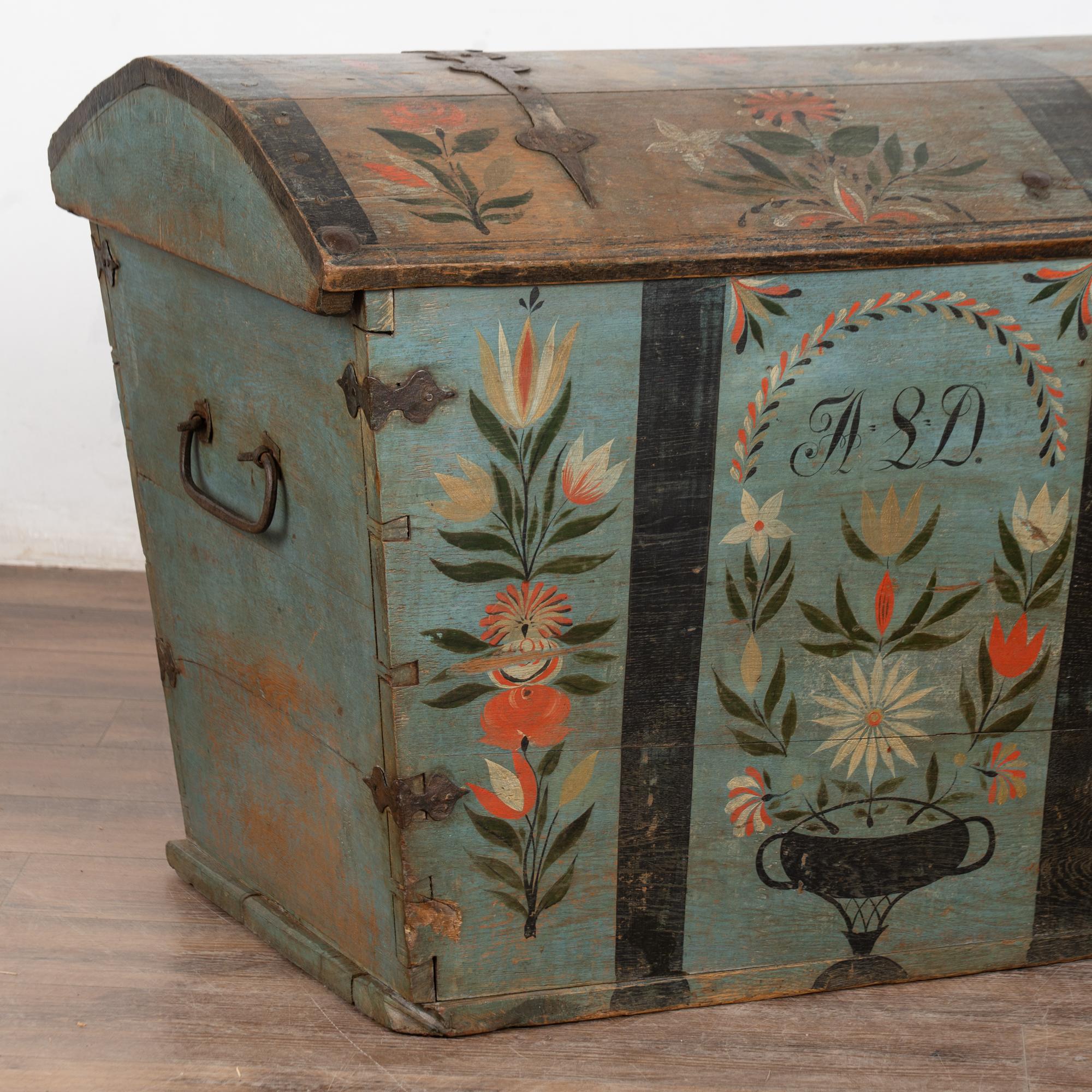 Baule svedese originale a cupola di Oak Oak dipinto di blu e datato 1827 in vendita 3