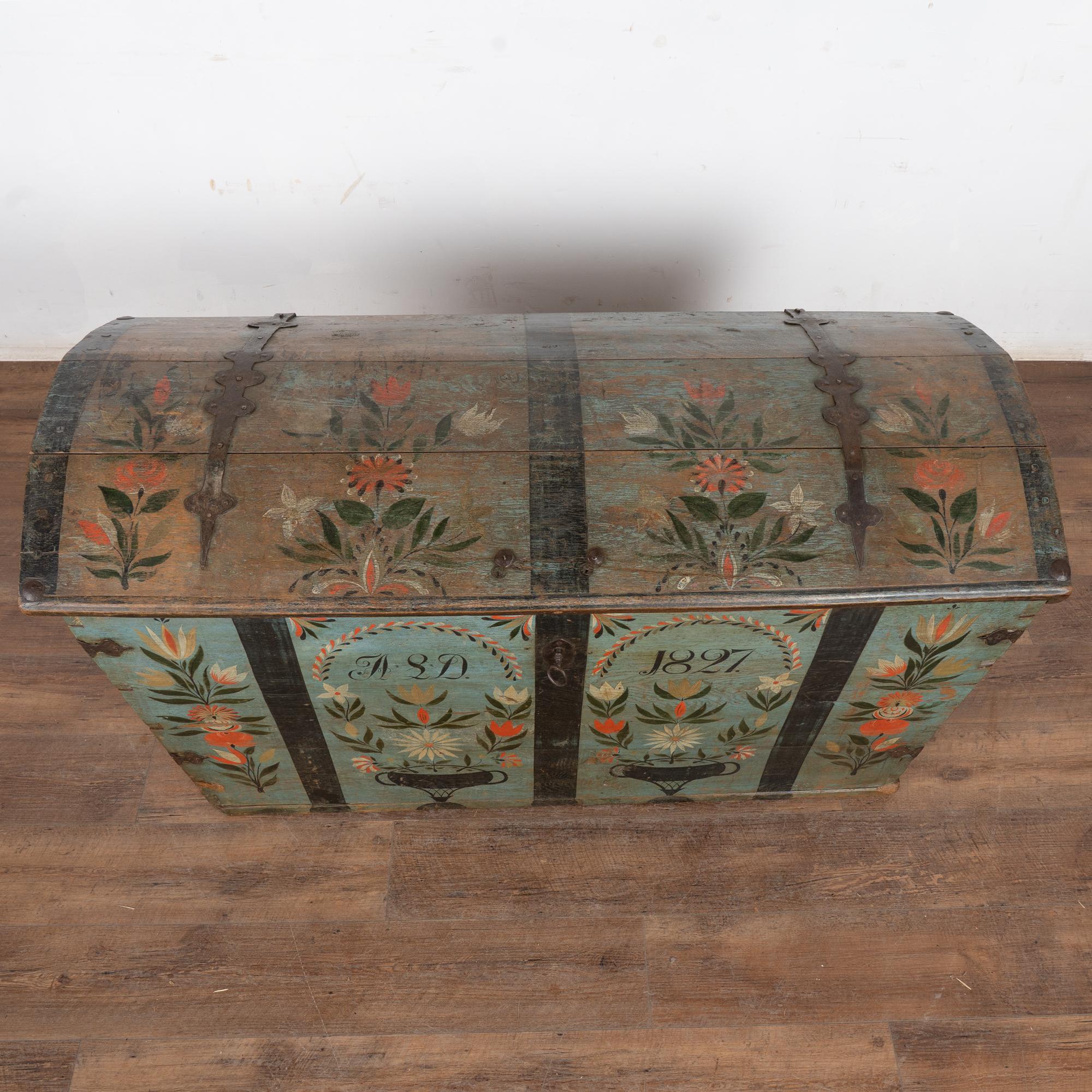 XIX secolo Baule svedese originale a cupola di Oak Oak dipinto di blu e datato 1827 in vendita