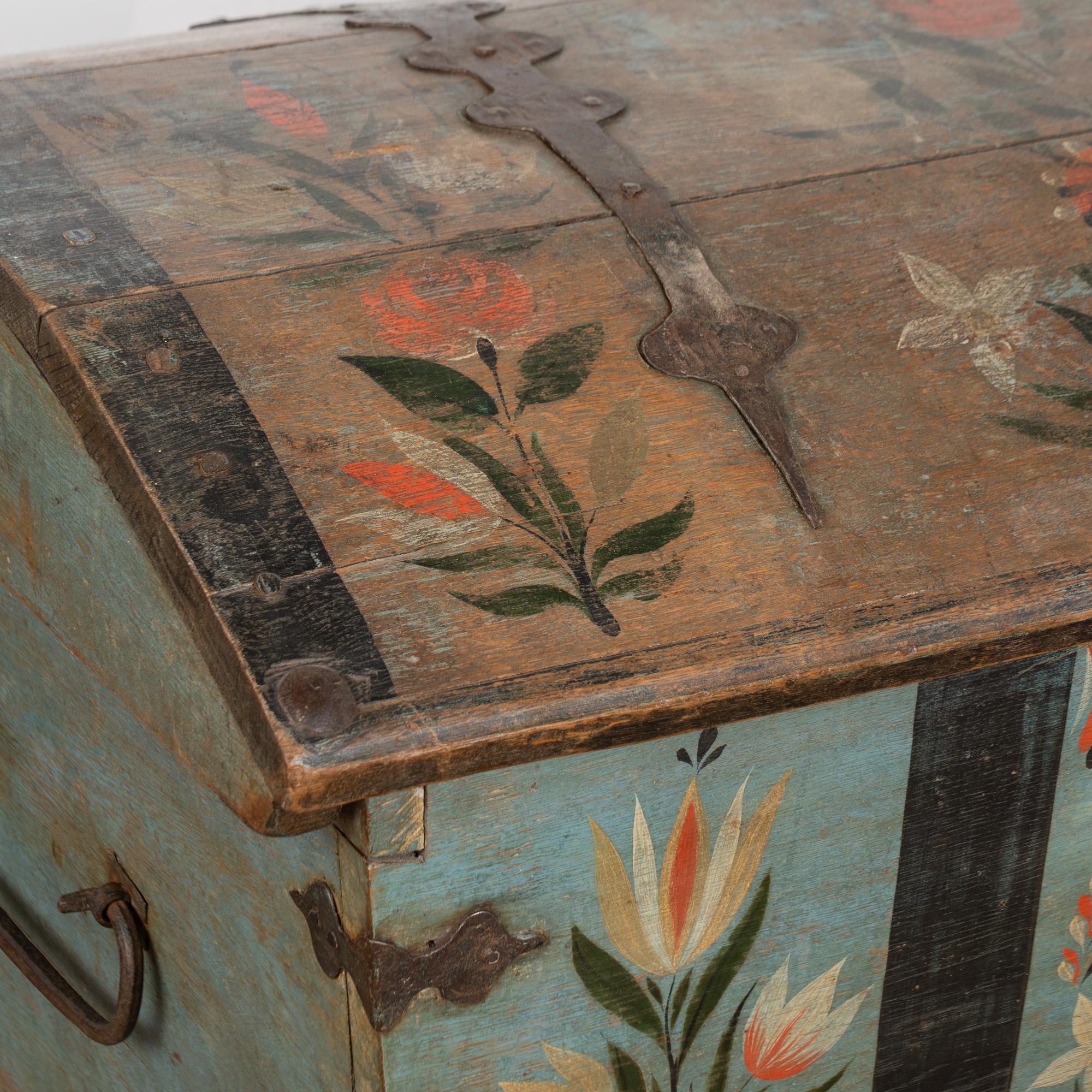 Ferro battuto Baule svedese originale a cupola di Oak Oak dipinto di blu e datato 1827 in vendita