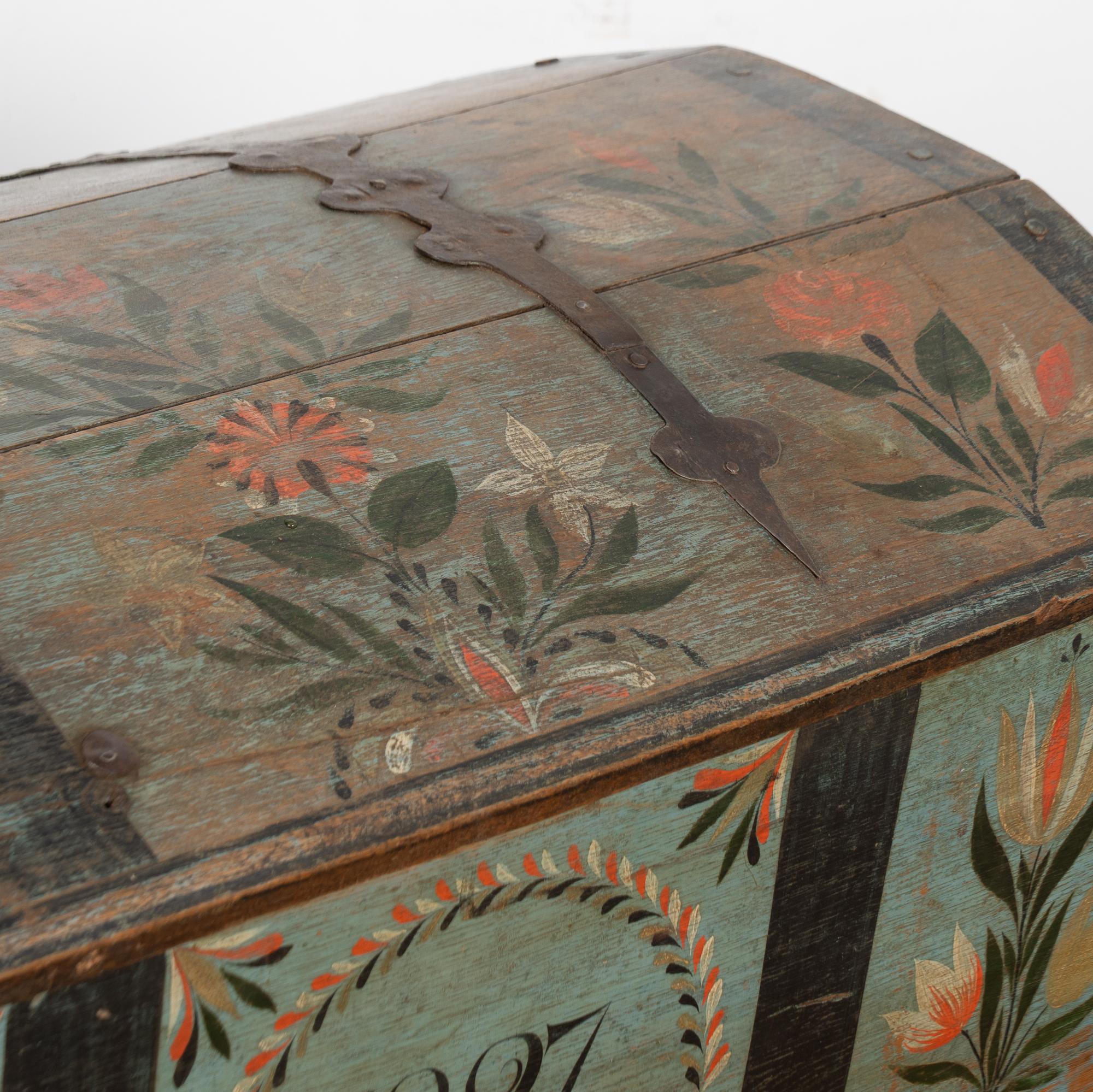 Baule svedese originale a cupola di Oak Oak dipinto di blu e datato 1827 in vendita 2