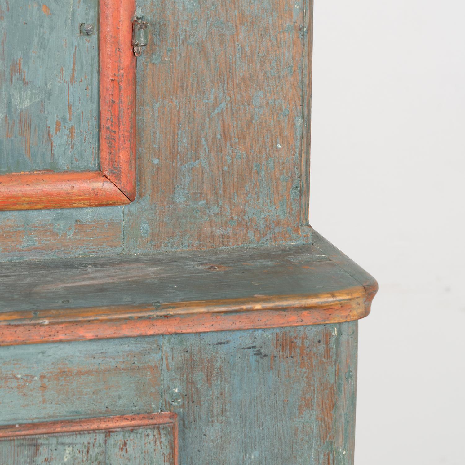 Armario original de pino sueco pintado de azul, hacia 1790-1810 en venta 2