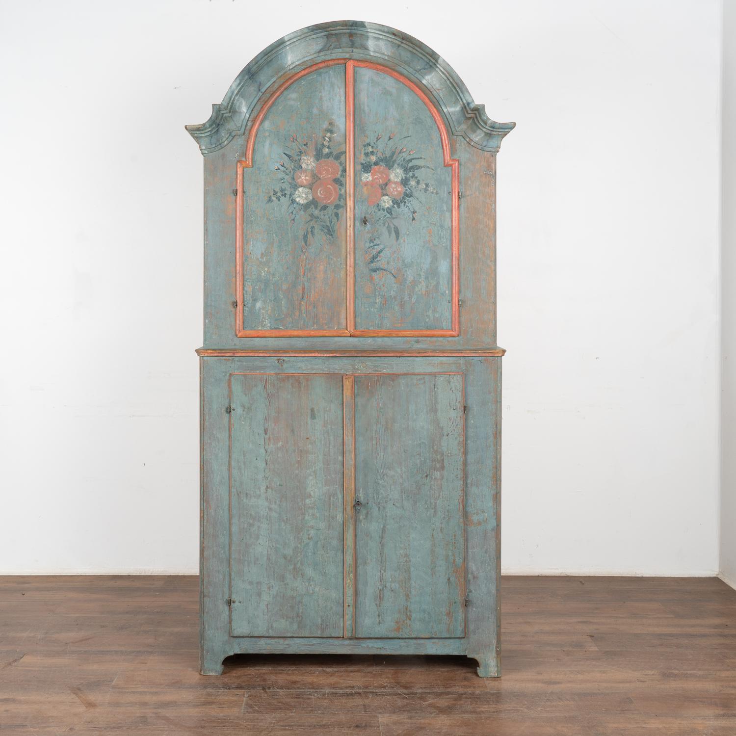 Armario original de pino sueco pintado de azul, hacia 1790-1810 De campo en venta
