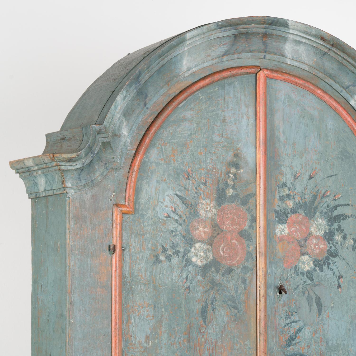Armario original de pino sueco pintado de azul, hacia 1790-1810 Sueco en venta