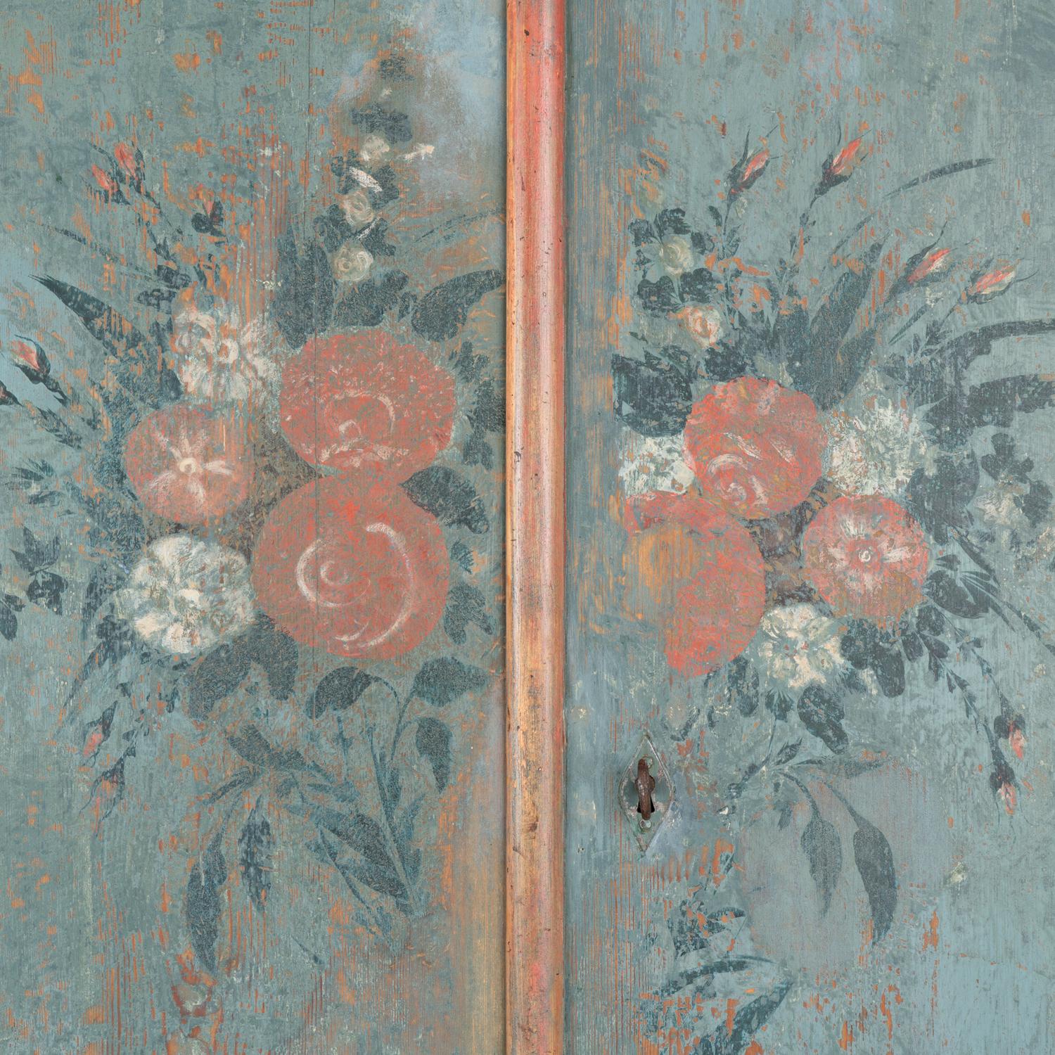 Armario original de pino sueco pintado de azul, hacia 1790-1810 Pino en venta