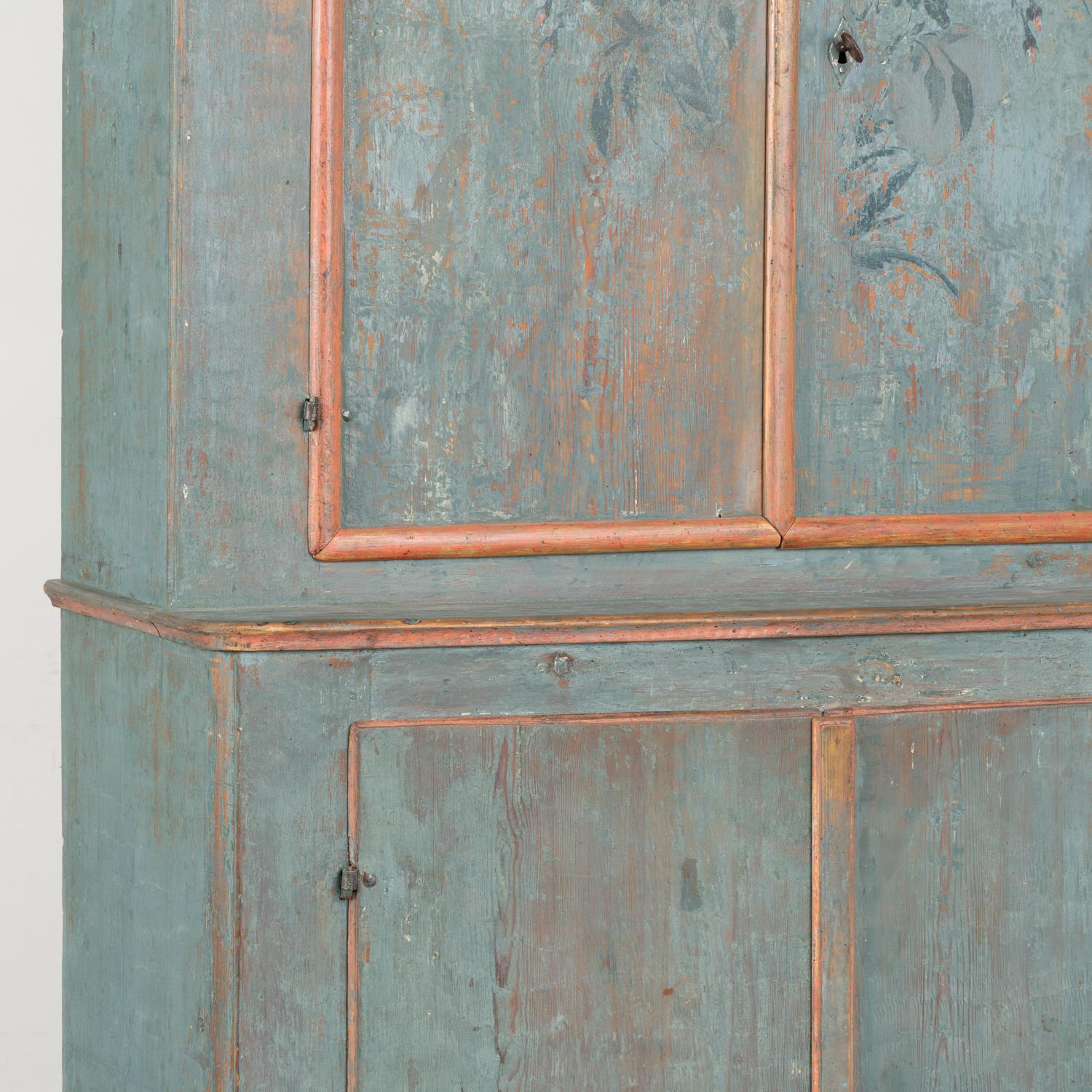 Armario original de pino sueco pintado de azul, hacia 1790-1810 en venta 1
