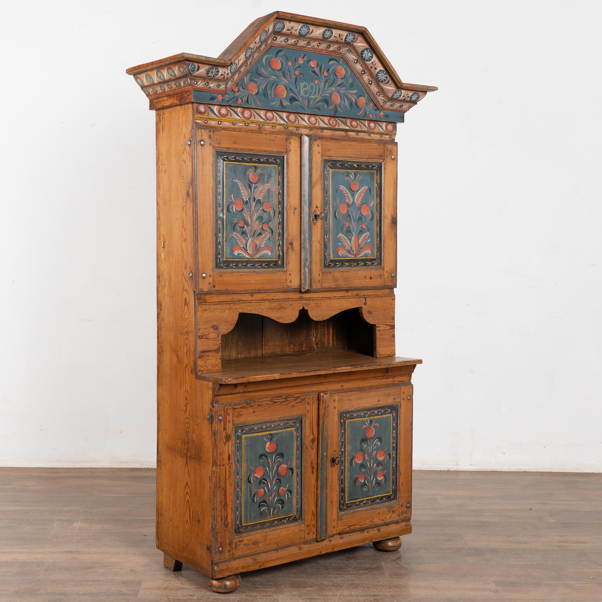 Un meraviglioso esempio di artigianato rurale svedese e di arte pittorica popolare proveniente dalla regione di Dalarna, in Svezia.
Questa credenza è squisitamente dipinta con pannelli nei toni del blu e motivi floreali decorativi. Degna di nota è