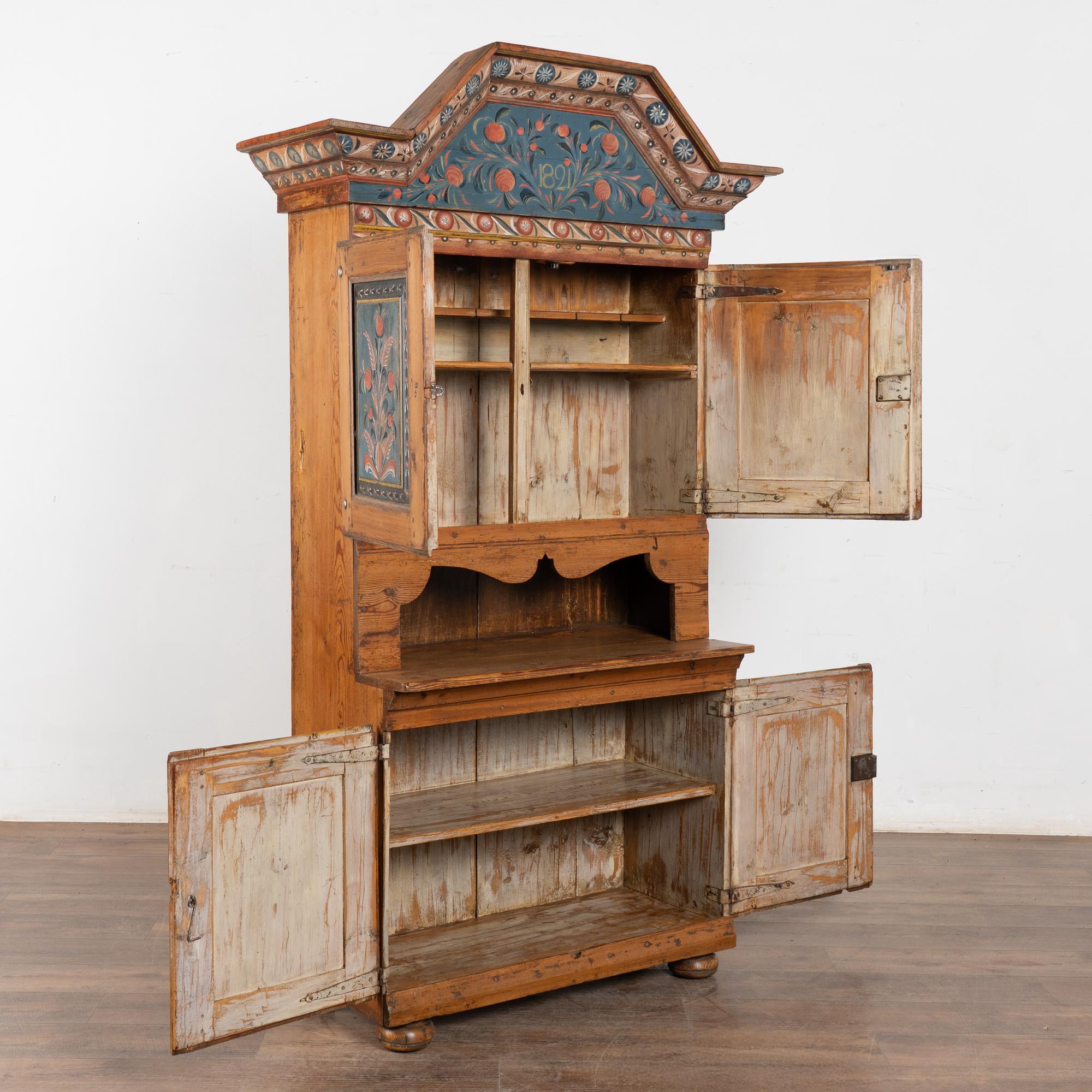 Country Armadio Cabinet Dalarna originale in pino svedese dipinto di blu datato 1821 in vendita