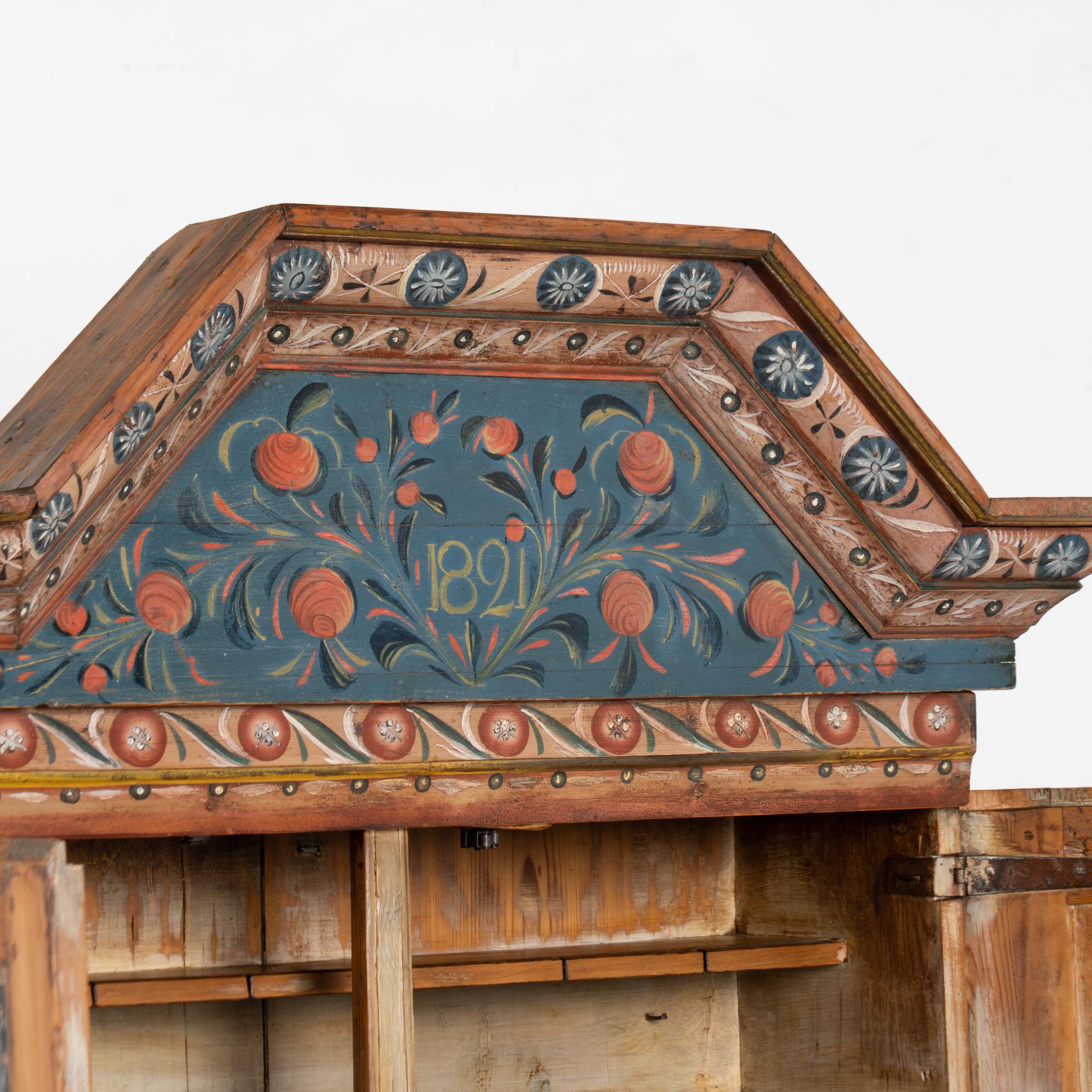 Armadio Cabinet Dalarna originale in pino svedese dipinto di blu datato 1821 In condizioni buone in vendita a Round Top, TX
