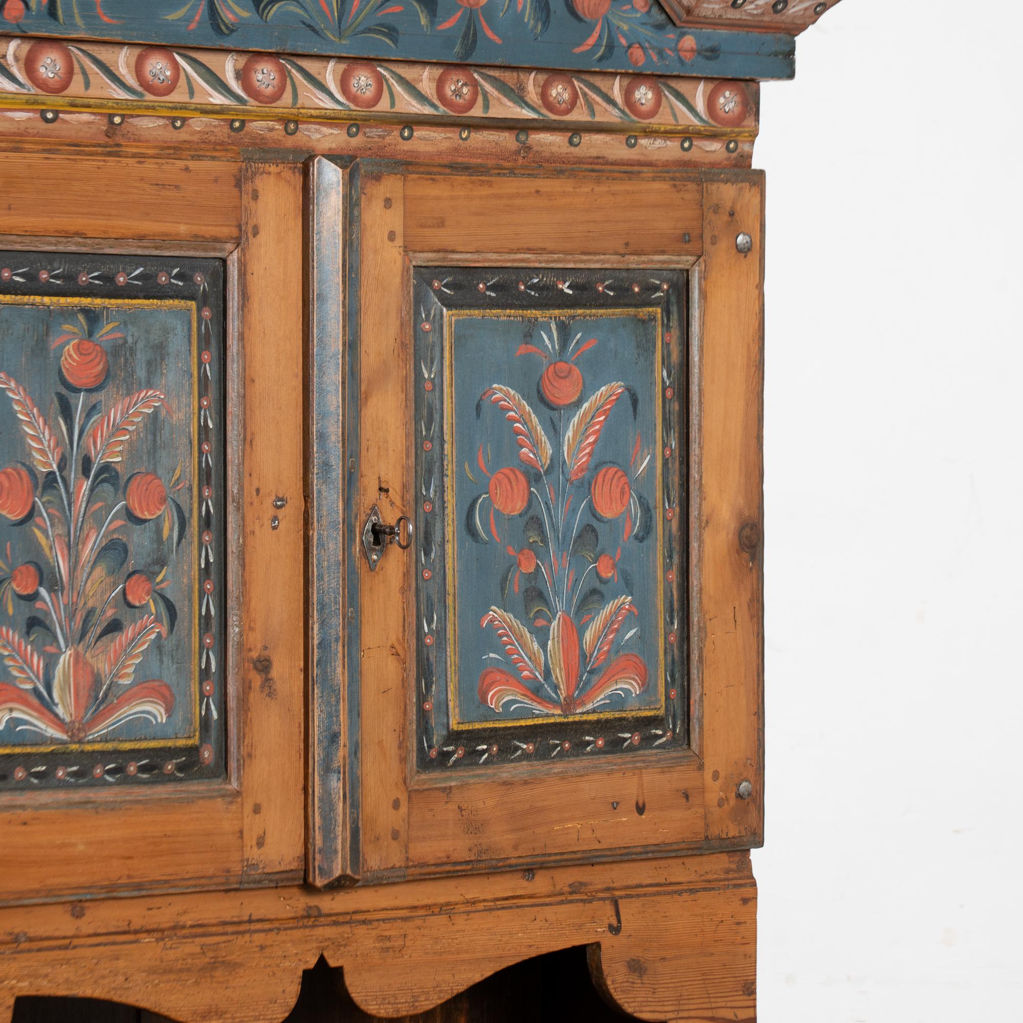 XIX secolo Armadio Cabinet Dalarna originale in pino svedese dipinto di blu datato 1821 in vendita